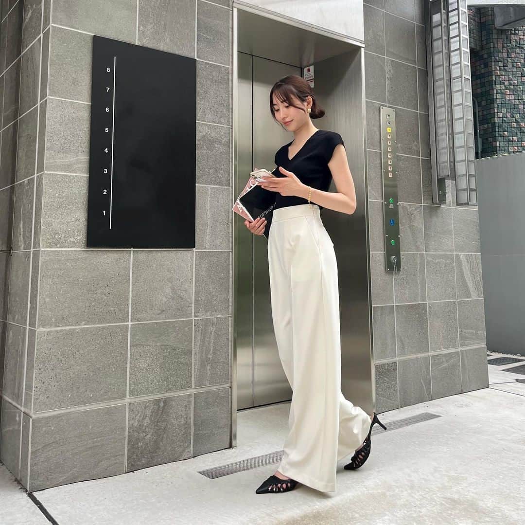 デュラスアンビエントのインスタグラム：「𝐒𝐔𝐌𝐌𝐄𝐑 𝐎𝐅𝐅𝐈𝐂𝐄 𝐋𝐎𝐎𝐊𝐒  ◾︎WEDNESDAY   次回撮影のロケハンのため、都内の候補場所を移動👣 脚長効果抜群なキレイ見えパンツは沢山動く日でも、”お仕事感”を保ってくれるからありがたい✨ 参考資料をもとにイメージを固めれば、きっといい撮影になりそう📚  TOPS: #Vネックフレンチスリーブリブニット PANTS: #ハイウエストセンタープレスパンツ  ＿＿＿＿＿＿＿＿＿＿＿ ✔︎ @ambient_styling #AMBIENT #ambient_official #ambientstyle #アンビエント #オフィスカジュアル #オフィスコーデ #オフィススタイル」