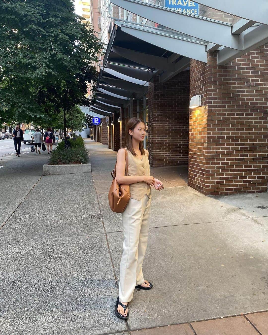のインスタグラム：「outfit   SALEでお安くなってたトップス♡ リネン好きなんだけど、 シワがつきやすいのがやはり気になる。。😅 このパンツは脚長く見えるからお気に入り♡  top @gu_for_all_  bottom @gu_global  bag @polene_paris  shoes @oofos」