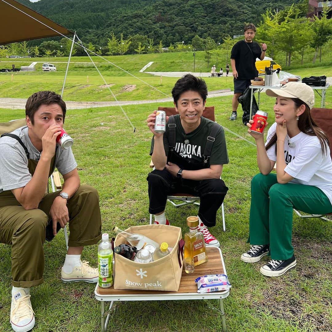 中上真亜子のインスタグラム：「みなさん 台風は大丈夫ですか？🥺  今日はお家に居る方もたくさんいらっしゃると思いますが... 今夜19時からのRKBまじもん！を観て 少しでも心を休めて頂けたら嬉しいです🥺🌈  このメンバーでは第3段を迎えたオフ旅🏕️ 今回も最高の食材を求め そして御二方に最高の料理をして頂きました☺️もちろん ちゃーんと呑んでます😮 #もちろん最初は1800で乾杯したよ #後ろにいるのはディレクターふなぴ #最初は気付いてなかったんだけど #もう意図的に居るでいいよね？☺️ #みんな備えて気をつけようね」