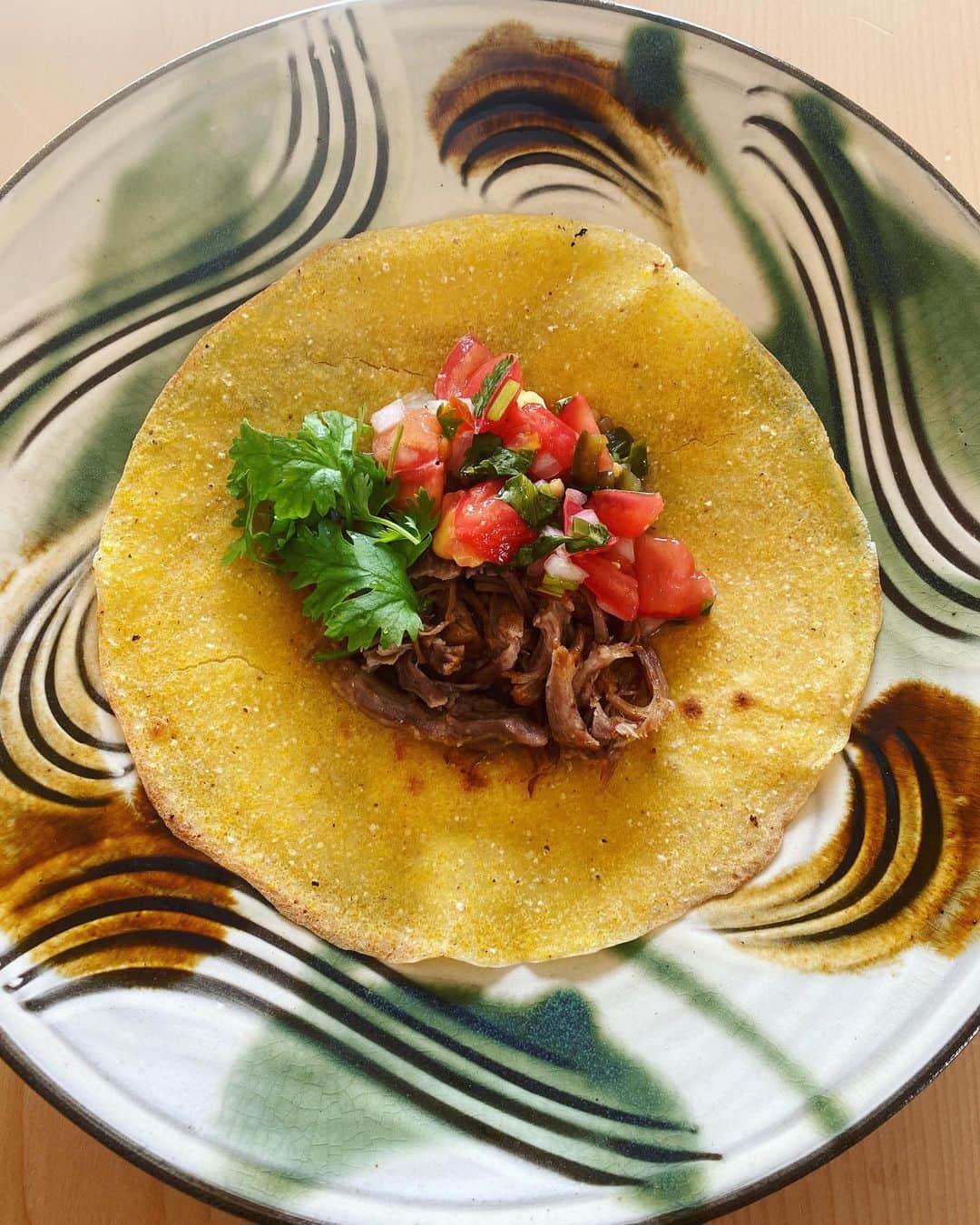 のインスタグラム：「アメブロにアップしている「奏でる食べるは好きなこと」更新しました。 今回はタコスとかに入ってるあのお肉！  オレンジジュースで煮込む【カルニタス風豚肉の煮込み】です。 圧力鍋じゃないと時間かかっちゃうのですが、分量もだいたいな感じで工程はめっちゃ簡単です。  タコスやメキシカンはもちろん、そのままでもパンに乗せても美味しいやつ。  https://ameblo.jp/tokie4strings/entry-12815552378.html  豚肉は福岡うきは市にあるリバーワイルドさんの吟醸の酒粕を食べて育った甘くて柔らかい豚肉です🐷  http://www.riverwild.jp/」