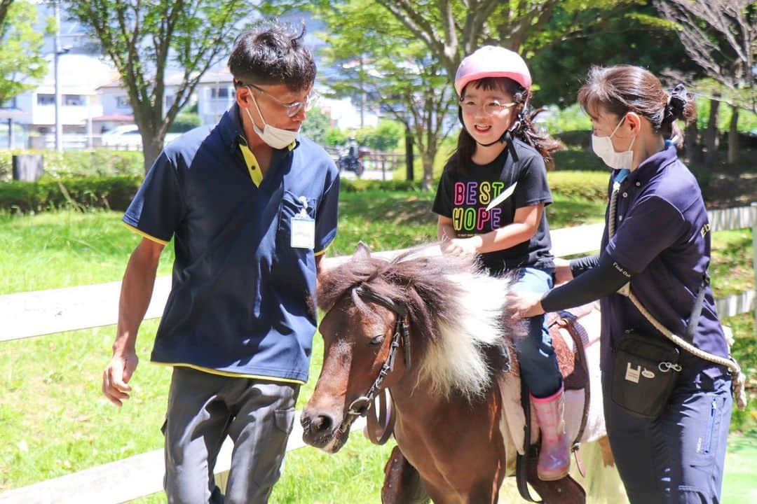 海老名市さんのインスタグラム写真 - (海老名市Instagram)「夏休みポニーふれあい教室🐎  市内在住の小学生を対象に開催されている「夏休みポニーふれあい教室」の様子です。（※募集は終了しました。）  海老名運動公園で暮らすポニーの乗馬（引き馬）やブラッシングなどのお世話、エサやりなどを行いました。  普段の生活ではできない体験に、子どもたちの笑顔が輝いていました✨  #好きです海老名 #住みたい住み続けたいまち海老名 #海老名 #神奈川 #ebina #ポニー #夏休み #夏休みポニーふれあい教室 #小学生 #乗馬 #レッスン #夏 #夏の思い出 #海老名運動公園」8月9日 16時29分 - ebina_official