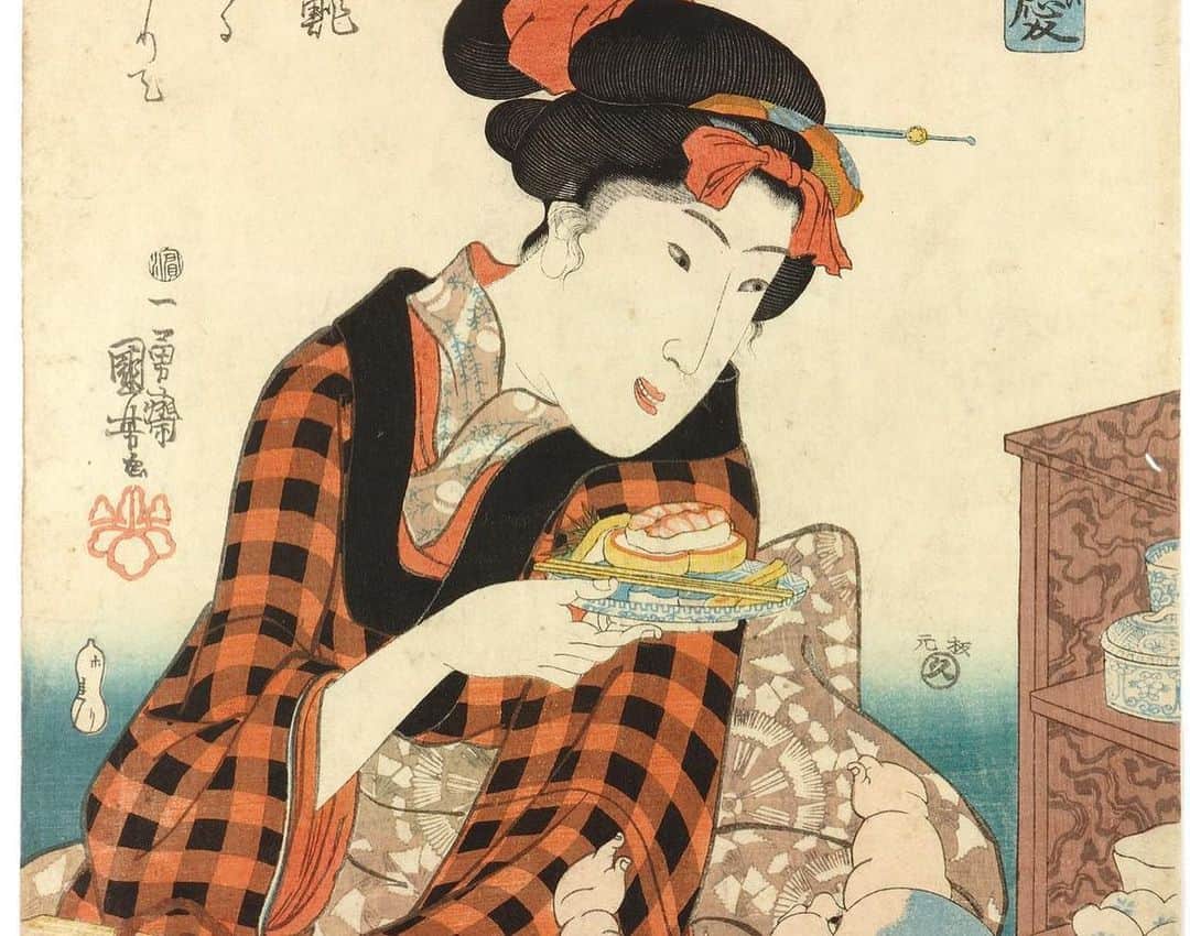 職人.comさんのインスタグラム写真 - (職人.comInstagram)「【寿司】  日本料理を代表する寿司。握り寿司は、1800年ごろの江戸で生まれました。それまで寿司といえば、なれずしや箱寿司、かぶら寿司など手間と時間がかかる料理でしたが、江戸時代に京都から押し寿司が伝えられ、しだいに江戸の屋台でも販売されるようになりました。  当時の江戸は、屋台などの外食産業が発達しており、1657年の明暦の大火の復旧作業のため全国から集まった職人に向けて屋台が設けられたのが始まりとされています。ほかにも参勤交代の武士たちや庶民たちにとって、安価で手軽に食事ができる屋台は重宝されていました。  そんな中、江戸の寿司職人・華屋與兵衛（はなやよへえ）は、押し寿司の開発を試みる中で、更に手早く作れる「握り寿司」を考案します。酢を混ぜた米に魚介類をのせることで、客の前で握ってすぐに食べることができるファストフードとして人気を博しました。  しかし、当時の寿司はおにぎりほどの大きさがあり、食べづらいのが難点でした。寿司を求める客層には大工や左官などの労働者が多く、彼らの腹を満たすため、おのずと大きく作られていました。そこで、華屋與兵衛は、寿司を2つに切ることで食べやすくなるように工夫し、その評判に拍車をかけます。現在、寿司が2貫で提供される起源はここにあるのです。  江戸の暮らしが記された『守貞謾稿』には、江戸に並ぶ屋台の中で寿司と天ぷらが多くを占めていたことが書かれ、アナゴやコハダ、マグロ、玉子、海苔巻きなど、今とそう変わらないネタがすでに食べられていたこともうかがえます。その後、寿司屋は続々と増えていき、寺社の門前や大通り、季節の行事などにも屋台が出店するようになりました。  屋台の寿司屋は、江戸時代以降、戦後の高度経済成長期まで続きましたが、衛生上の理由から廃止されてしまいます。廉価な寿司店は存在しながらも、寿司は高級な料理の部類に分類され、庶民にとっては贅沢な食べ物となった時代もありました。しかし、1958年に大阪で回転寿司店「廻る元禄ずし」が開店したのを皮切りに、全国的に回転寿司や持ち帰り寿司が普及、1980年ごろに再び寿司はその庶民性を取り戻し、日本人の生活に根ざした食べ物へとなっていったのです。  山一　すし飯台 https://www.shokunin.com/jp/yamaichi/sushi.html 山一　押し寿司型 https://www.shokunin.com/jp/yamaichi/oshi.html  参考資料 http://www.eonet.ne.jp/~shoyu/mametisiki/edo-reference03.html https://www.nippon.com/ja/japan-topics/g00962/ https://ja.wikipedia.org/wiki/%E6%B1%9F%E6%88%B8%E5%89%8D%E5%AF%BF%E5%8F%B8 https://sushiwalker.com/feature/5727/  @shokunincom  #職人ドットコム #京都市 #上京区 #中京区 #西陣 #キッチン用品 #調理道具 #調理器具 #料理道具 #台所道具 #手仕事 #暮らしの道具 #握り寿司 #山一 #すし飯台 #飯台 #さわらの飯台 #木曽さわら #押し寿司型 #押し寿司 #握り寿司の起源 #握り寿司の始まり #華屋與兵衛 #はなやよへえ #江戸時代の寿司 #江戸のファストフード #江戸時代のファストフード #廻る元禄ずし #守貞謾稿」8月9日 16時40分 - shokunincom