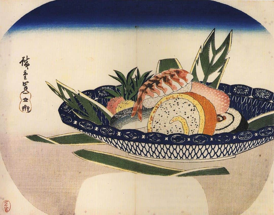 職人.comさんのインスタグラム写真 - (職人.comInstagram)「【寿司】  日本料理を代表する寿司。握り寿司は、1800年ごろの江戸で生まれました。それまで寿司といえば、なれずしや箱寿司、かぶら寿司など手間と時間がかかる料理でしたが、江戸時代に京都から押し寿司が伝えられ、しだいに江戸の屋台でも販売されるようになりました。  当時の江戸は、屋台などの外食産業が発達しており、1657年の明暦の大火の復旧作業のため全国から集まった職人に向けて屋台が設けられたのが始まりとされています。ほかにも参勤交代の武士たちや庶民たちにとって、安価で手軽に食事ができる屋台は重宝されていました。  そんな中、江戸の寿司職人・華屋與兵衛（はなやよへえ）は、押し寿司の開発を試みる中で、更に手早く作れる「握り寿司」を考案します。酢を混ぜた米に魚介類をのせることで、客の前で握ってすぐに食べることができるファストフードとして人気を博しました。  しかし、当時の寿司はおにぎりほどの大きさがあり、食べづらいのが難点でした。寿司を求める客層には大工や左官などの労働者が多く、彼らの腹を満たすため、おのずと大きく作られていました。そこで、華屋與兵衛は、寿司を2つに切ることで食べやすくなるように工夫し、その評判に拍車をかけます。現在、寿司が2貫で提供される起源はここにあるのです。  江戸の暮らしが記された『守貞謾稿』には、江戸に並ぶ屋台の中で寿司と天ぷらが多くを占めていたことが書かれ、アナゴやコハダ、マグロ、玉子、海苔巻きなど、今とそう変わらないネタがすでに食べられていたこともうかがえます。その後、寿司屋は続々と増えていき、寺社の門前や大通り、季節の行事などにも屋台が出店するようになりました。  屋台の寿司屋は、江戸時代以降、戦後の高度経済成長期まで続きましたが、衛生上の理由から廃止されてしまいます。廉価な寿司店は存在しながらも、寿司は高級な料理の部類に分類され、庶民にとっては贅沢な食べ物となった時代もありました。しかし、1958年に大阪で回転寿司店「廻る元禄ずし」が開店したのを皮切りに、全国的に回転寿司や持ち帰り寿司が普及、1980年ごろに再び寿司はその庶民性を取り戻し、日本人の生活に根ざした食べ物へとなっていったのです。  山一　すし飯台 https://www.shokunin.com/jp/yamaichi/sushi.html 山一　押し寿司型 https://www.shokunin.com/jp/yamaichi/oshi.html  参考資料 http://www.eonet.ne.jp/~shoyu/mametisiki/edo-reference03.html https://www.nippon.com/ja/japan-topics/g00962/ https://ja.wikipedia.org/wiki/%E6%B1%9F%E6%88%B8%E5%89%8D%E5%AF%BF%E5%8F%B8 https://sushiwalker.com/feature/5727/  @shokunincom  #職人ドットコム #京都市 #上京区 #中京区 #西陣 #キッチン用品 #調理道具 #調理器具 #料理道具 #台所道具 #手仕事 #暮らしの道具 #握り寿司 #山一 #すし飯台 #飯台 #さわらの飯台 #木曽さわら #押し寿司型 #押し寿司 #握り寿司の起源 #握り寿司の始まり #華屋與兵衛 #はなやよへえ #江戸時代の寿司 #江戸のファストフード #江戸時代のファストフード #廻る元禄ずし #守貞謾稿」8月9日 16時40分 - shokunincom