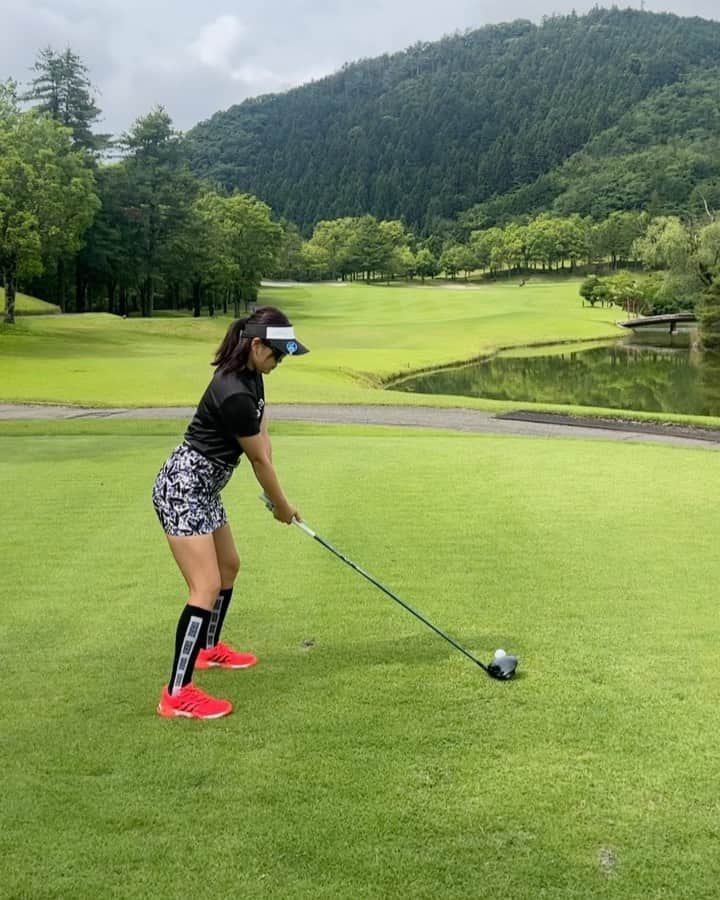 山内鈴蘭のインスタグラム：「大好きな【レイク相模カントリークラブ】へ⛳️  支配人さんやメンバーさん、 本当に皆さん優しくて大好きなゴルフ場🤤  スイング変わった気がする！  最近意識していることは、 下半身リードを心掛けてスイング😊🌈  スイングを意識ではなく、体幹＆下半身に変えることで腕の力みが軽減されてスイングのブレも小さくなって来たきがします💖  大きく曲がる事もなくなってきた！ ってことはスコアがまとまり出す🔥  ゴルフってやればやるほど 課題が出て来て沼だけど、、、  なにかを掴んだ時「きた！わかったきがする！」ってなって練習頑張れるんよね🤣❤️  レイク相模カントリークラブは、  @gorurun_ のアイテムもショップに置いていただく事になり、本当に嬉しい限りです🥰🥰🥰  私のサインもあるよー🥹！笑  #スポゴミ の活動も忘れない！ ボールのかけらが落ちてました⛳️ ボールの中ってこうなってるんだね🫢 拾う事で新しい発見も♡  あー、ゴルフしたい！！！！！  #ゴルフ #ゴルフスイング #ゴルフスイング動画 #ゴルフ動画 #ゴミ拾い #海と日本プロジェクト #ゴルフウェア #gorurun #ドライバーショット #下半身リード #ゴルフ沼 #ゴルフ好きな人と繋がりたい #ゴルフで繋がるご縁を大切に #adidas #ゴルフシューズ」