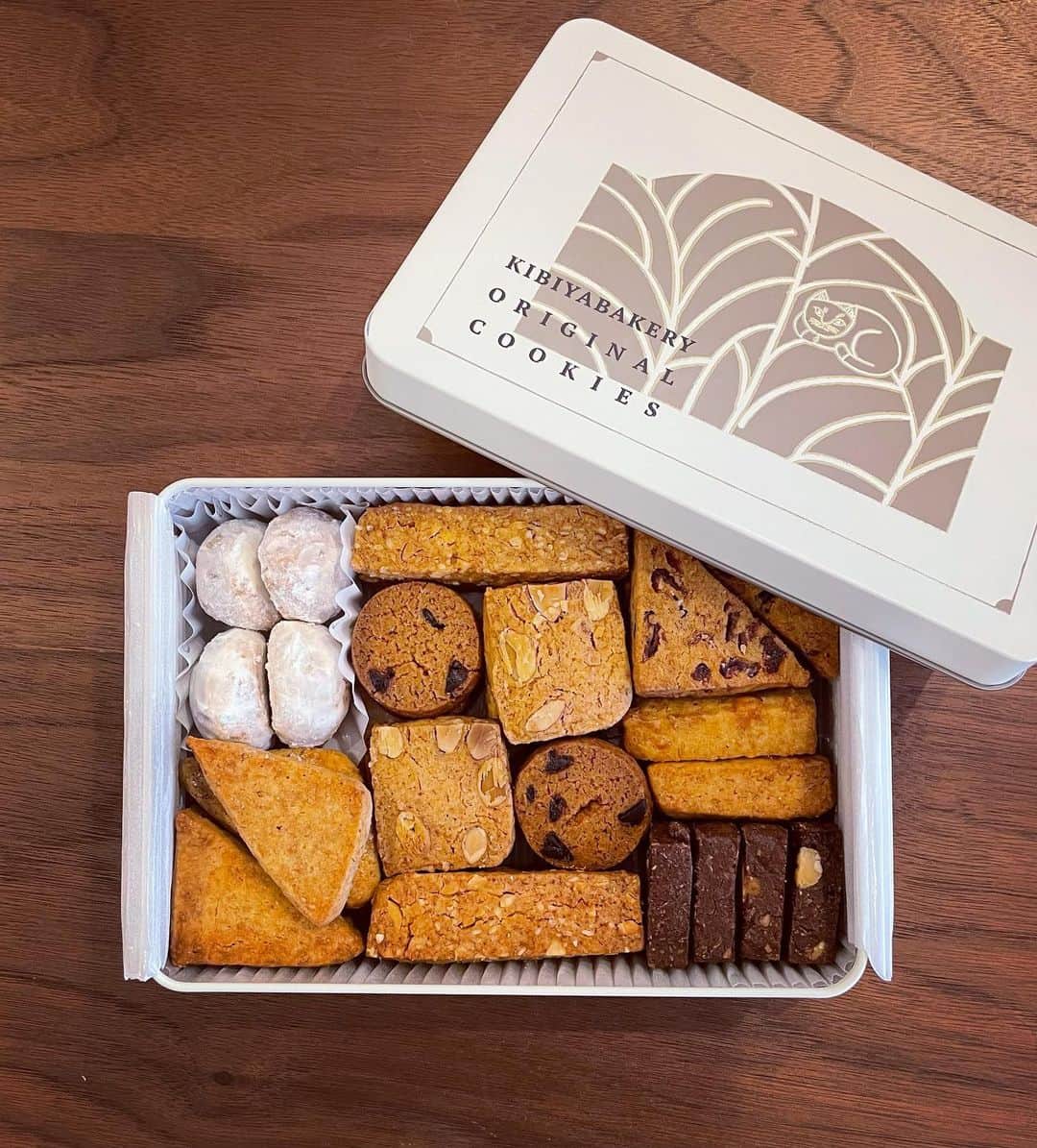 愛可さんのインスタグラム写真 - (愛可Instagram)「・ 鎌倉に行ったら必ず寄る天然酵母のパン屋さん『KIBIYAベーカリー』さんのクッキー缶。 @kibiyabakery   安心安全な国産の材料で素朴な味わい、 味はもちろん食感もそれぞれで、どれをいただいても美味しい。  息子が抱えて離しませんが、一回5個までルールでみんなで少しずつ楽しんでいます。（守られる事はないけど。）  お店の看板の猫さんの絵の缶だけでもジャケ買いしちゃう。 開けてもあまりに可愛いので、たまらずご紹介してみました。  通販もしている様なので、 ちょっとしたギフトにも🐈‍⬛  #kibiyaベーカリー  #クッキー缶」8月9日 16時32分 - aikick