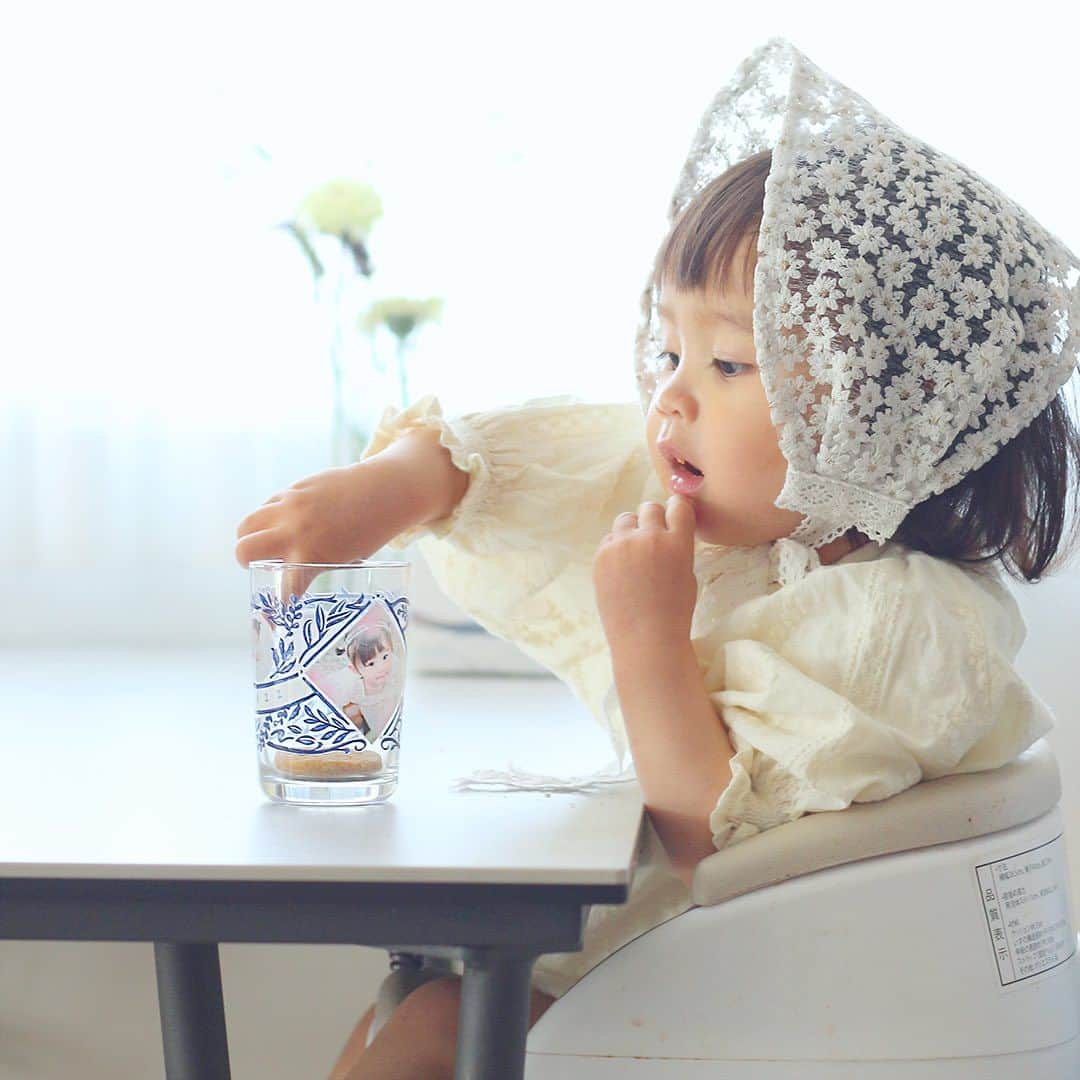 Babyful Storeさんのインスタグラム写真 - (Babyful StoreInstagram)「いつものドリンクが映える「グラス」  暑くてたまらない毎日。 お子さんもママさんパパさんも、じいじばあばも、みんなの水分補給がちょっと素敵になる商品。  透明なグラスに可愛いデザインとお子さんの写真。 休憩の時間がなんだか楽しみになったりします。  飲み物によって透明部分の色が変わるのもいいですよね♡ みなさんのお好きなドリンクを可愛いグラスでぜひ！ ーーーーーーーーーー  今回ご紹介したアイテムはこちら▼ 商品名：グラス デザインテンプレート：classical leaf[blue]  ▶︎ プロフィールのリンクから、商品の詳しい情報をチェックしてみてくださいね！→ @babyful_official  ーーーーーーーーーー \＃べビフル　投稿募集中/ べビフルでは#ベビフル をつけてくださった方をストーリーズで紹介しています👶ぜひ可愛いお写真や動画に＃をつけてご投稿ください🌈  #ベビフル #グラス #写真入りグッズ #名入れギフト #敬老の日ギフト #敬老の日 #プレゼント #ギフト #オリジナルグッズ #おしゃれ雑貨 #シンプルインテリア #キッチン雑貨 #myベビフル」8月9日 16時33分 - babyful_official