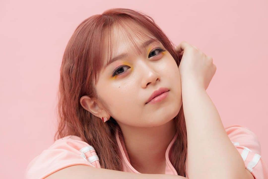 ミユフィーヌ（REVERBEE）のインスタグラム：「💿New Single｢20｣2023.8.30Release!!💿  🎶1.Spotlight (名古屋パルコタイアップソング） 🎶2. Believe （名古屋外国語大学CMタイアップソング） 🎶3.ミヤコワスレ  定価 ¥1,650(税抜 ¥1,500）  #新ビジュアル #アー写」
