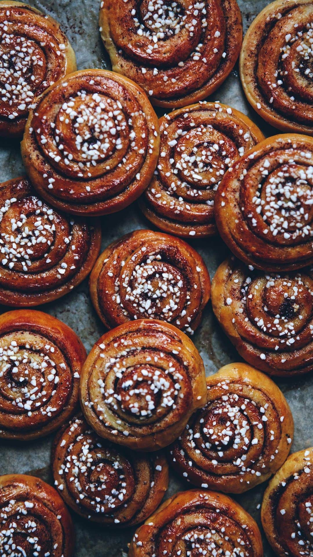 Linda Lomelinoのインスタグラム：「With the weather we’re having in the south of Sweden I’m craving cinnamon buns and it feels like it’s already Kanelbullens dag (day of the cinnamon bun) which is October 4th 🌧️ My favorite recipe is linked in my profile if you feel like making them already!  . .  #kanelbullar #cinnamonbuns #recipe #swedishrecipe」