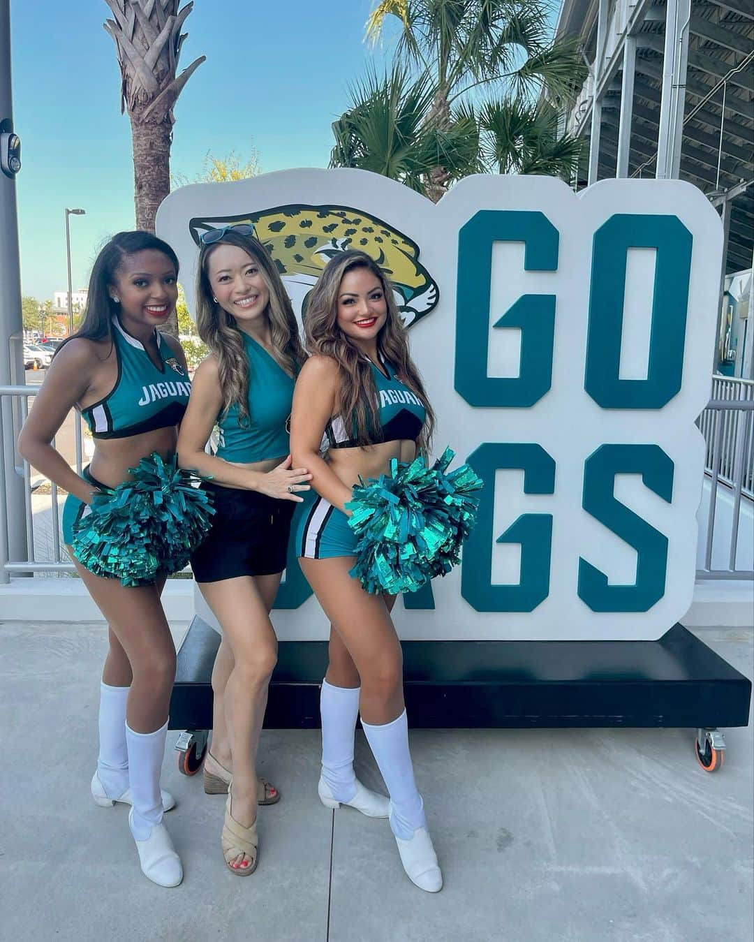 本田景子のインスタグラム：「I'm a big Jaguars & ROAR fan!!🩵  #theroarofthejags #nflcheerleaders #florida #jacksonville #nfl #jaguars #duuuval #アメリカ生活 #nfl #本田景子 #チアリーダー #ジャクソンビル #フロリダ #trainingcamp」