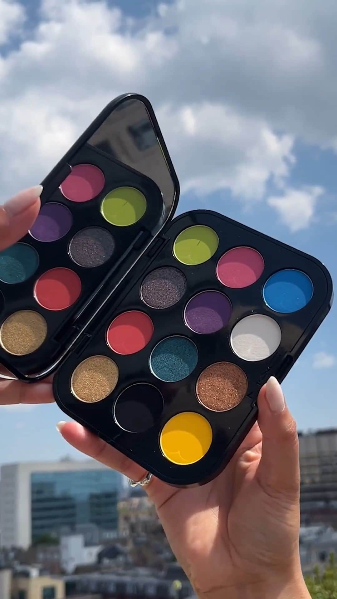 メイクアップアートコスメティックスのインスタグラム：「🆕EVERY COLOUR UNDER THE SUN🌈 👁️! Take off in a rave of technicolour with this interstellar spectrum of 12 saturated hues from the #MACConnectInColour Eye Shadow Palette: Hi-Fi Colour:  🥇If It Ain’t Baroque: Bright lustrous gold  ☄️Do It For The ’Gram: Amplified neon orange  🌟Starry Night: Sheer plum rose with golden pearlescent particles 💚My Kid Could Make That: Vivid lime green 🌼Chrome Yellow: Vivid bright yellow 🖤Carbon: Intensely stark black  🛻Gallerina: Shimmery metallic turquoise  🔮Darkroom: Frosty metallic purple  🌺Fuchsia So Bright: Intensely bright fuchsia  🥉It’s Designer: Metallic orangey bronze  🤍White Frost: Bright frosted white  🌊Triennial Wave: Cool bright blue   #MACHiFiColour #MACEyeShadow #MACEyeShadowPalette  #Regram: @maccosmeticsuk」