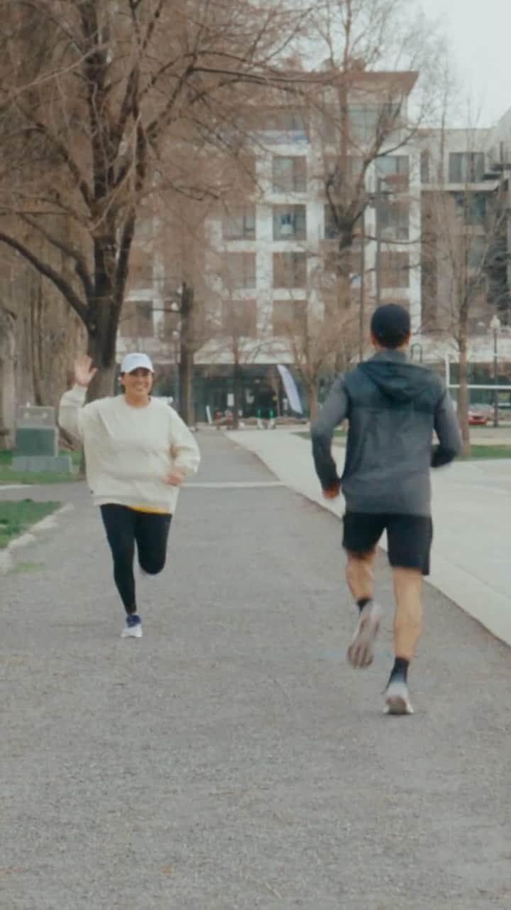 サッカニーのインスタグラム：「What if we all agree to skip the awkward feeling when passing another runner and just wave? 👋🤔  Runner Rule #25 A Wave Goes A Long Way  #RunnerWave」