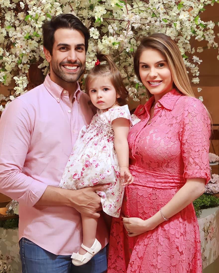 バーバラ・エバンスのインスタグラム：「Hoje é o dia do MEU AMOR.  Feliz aniversário minha vida, que Deus continue sempre abençoando seus caminhos.  Sou muito grata em ter você na minha vida, realmente era tudo que eu sempre sonhei.  Juntos estamos construindo a nossa história, nossa família, linda e cheia de saúde.  Te amamos muito, e estaremos sempre ao seu lado.  Parabéns!! Felicidades!!  Beijos meus, da Ayla, Álvaro e Antônio.   E vamos com tudo, força, foco e fé!!  Até pq VAMOS PRECISAR 😜」