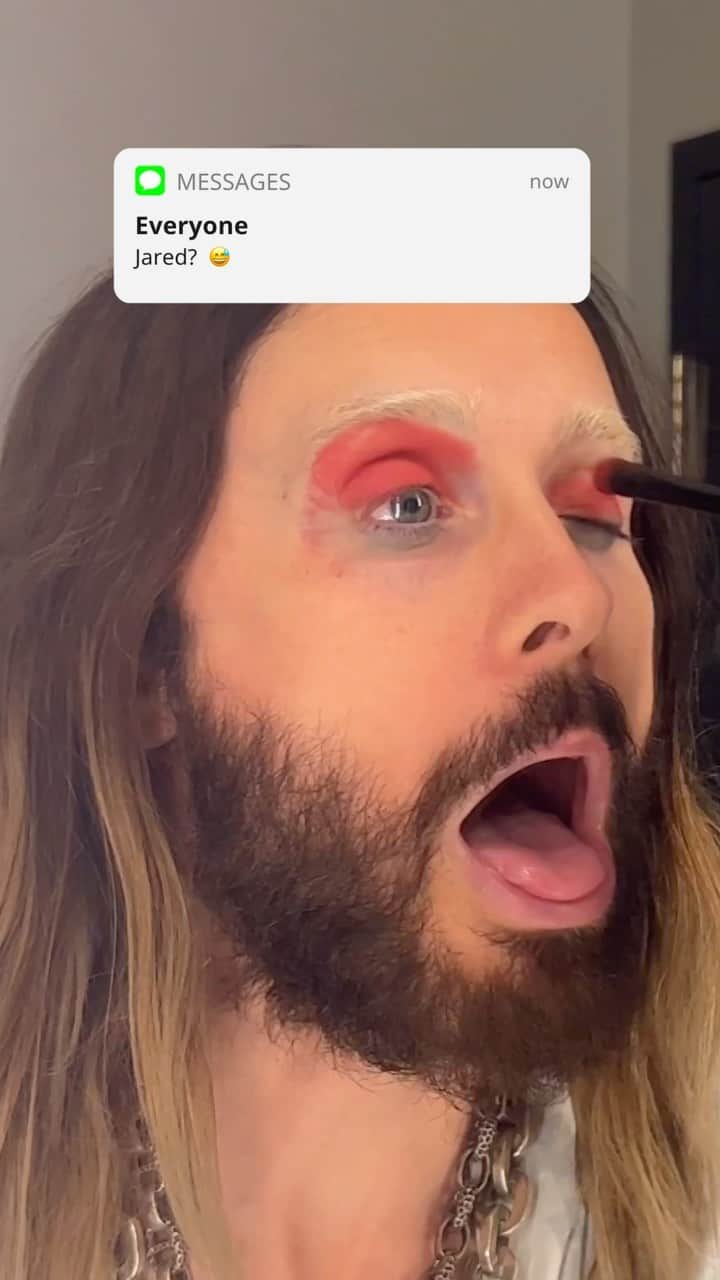 ジャレッド・レトのインスタグラム：「Hot mess makeup tutorial Part 2 🎨   Drop your tips below👇🏼 I need them 😭」