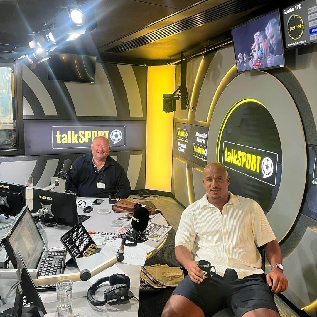 ガブリエル・アグボンラホールのインスタグラム：「Buzzing to finally of signed my new contract at Talksport and continue working on the channel! Breakfast shows and Saturday game day phone ins 💪🏾 I hope when you get up at 6am we offer a fun way to wake up and get to work!! More debriefs coming with this peroni merchant 🥱🤕😨🤣」