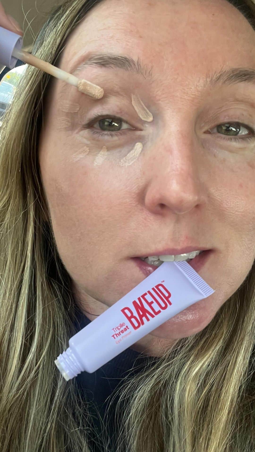 JO BAKERのインスタグラム：「T R I P L E • T H R E A T • 360 💦 Lid & under eye brightening primer - featherlight airy veil of smoothing hyaluronic infused hydration. A cheeky lil blurring prep for the perfect ‘no makeup makeup’ look or  a full beat that needs pro performace.   My little purple tube is the only primer in the biz that feels this good.   See how smooth your shadow blends, how your liner glides on and stays in place… and gems stick without any shift or movement.   #bakeupwithme #jobakermakeupartist #bakeupbeauty #makeupartist #makeup #makeupoftheday #newlaunch #launchday #triplethreat #eyeprimer #gamechanger #beautyinnovation」