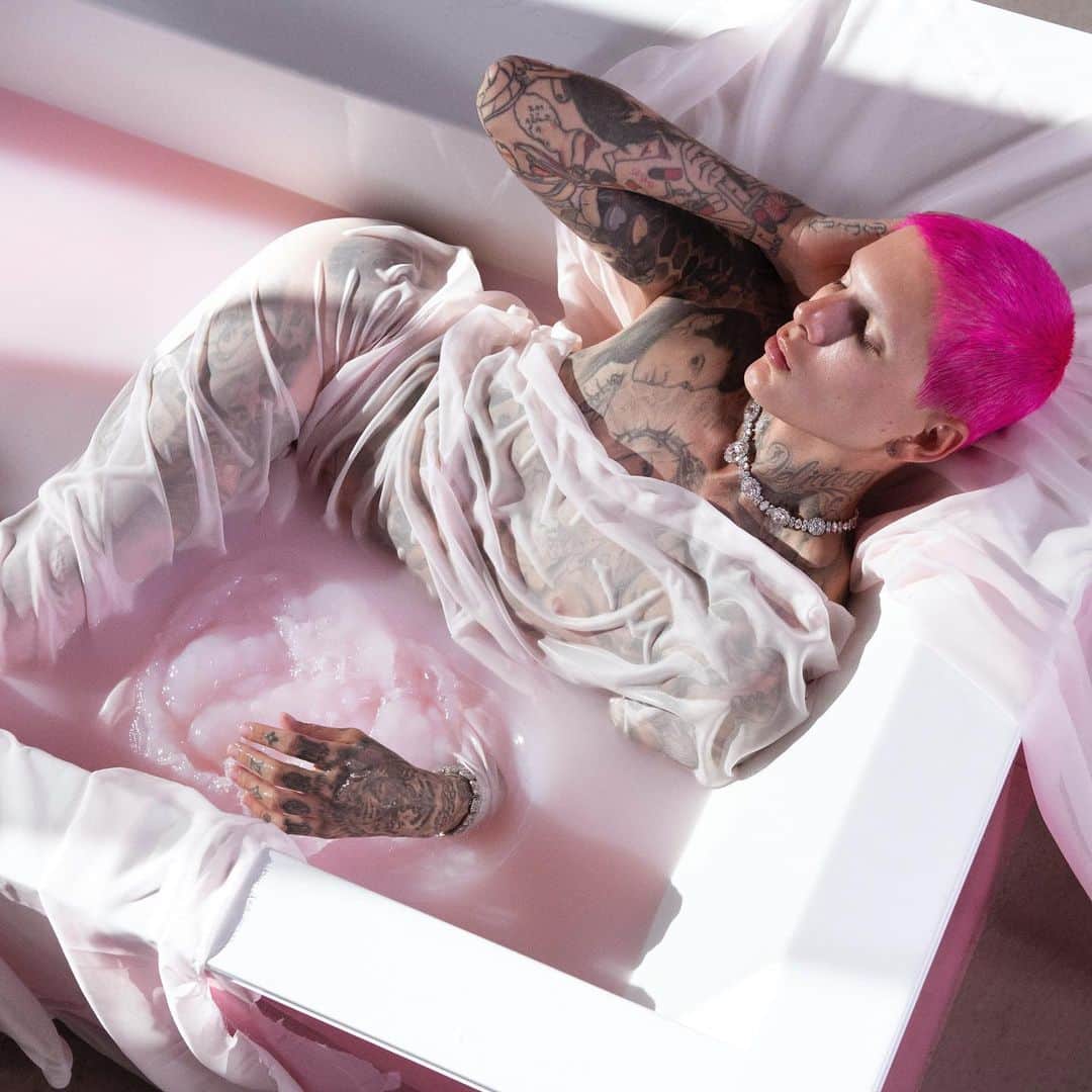 Jeffree Star Cosmeticsのインスタグラム：「Dive into the rich & beautiful textures of the iconic #JeffreeStar Skin Care line 🧴🍓」
