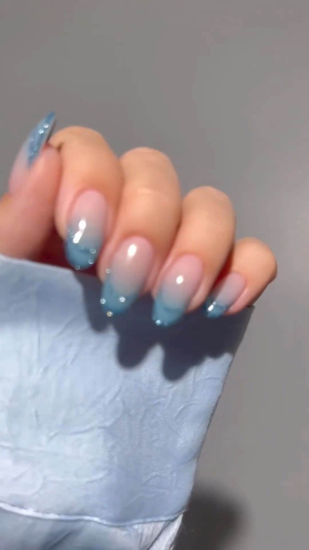SHEINのインスタグラム：「Color us ombre obsessed! 💅💙✨ @heygreatnails  #SHEINinspo」