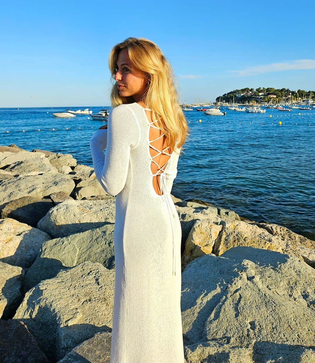ソフィア・フロルシュさんのインスタグラム写真 - (ソフィア・フロルシュInstagram)「Anzeige // Weniger ist mehr 🤍 Einfach nur barfuß mit mit einem weißen Kleid abends am Meer 💙 Dank meines neuen #GalaxyZFlip5 kann ich jetzt auch selber wieder super leicht Bilder produzieren, in dem ich das Handy einfach irgendwo hinstelle 🎉 Reel dazu folgt…// @samsunggermany // #TeamGalaxy #withGalaxy #JoinTheFlipSide #SwitchToNow」8月10日 2時45分 - sophiafloersch