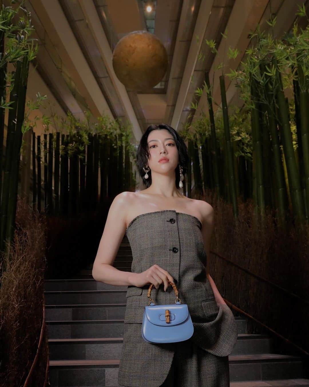 三吉彩花さんのインスタグラム写真 - (三吉彩花Instagram)「-GUCCI-  Gucciが表参道にて開催する体験型イベント  #GucciBambooSummer へ。  日本の夏を感じられる竹を使用した空間や 表参道ヒルズにあるGucci Bambooのエキシビジョンホールでは 異空間の中に存在するアートと 深い歴史を辿りながら 変わらず、そして進化し続ける Bambooのコレクションを堪能できます。  今回はマスキュリンなルックに合わせて Gucci Bamboo 1947の淡いブルーをチョイス。  イベントは8月10日から25日まで期間限定で開催中。 表参道ヒルズ、グッチ青山、そして グッチ オステリア ダ マッシモ ボットゥーラ トウキョウが手がける 「Gucci Osteria for Bamboo Summer at The Strings」でも 特別メニューを展開中。  是非アートと共に素敵な夏を🍧🎋  @gucci  #GucciBambooSummer #GucciBamboo1947 #GucciOsteria」8月10日 2時57分 - miyoshi.aa