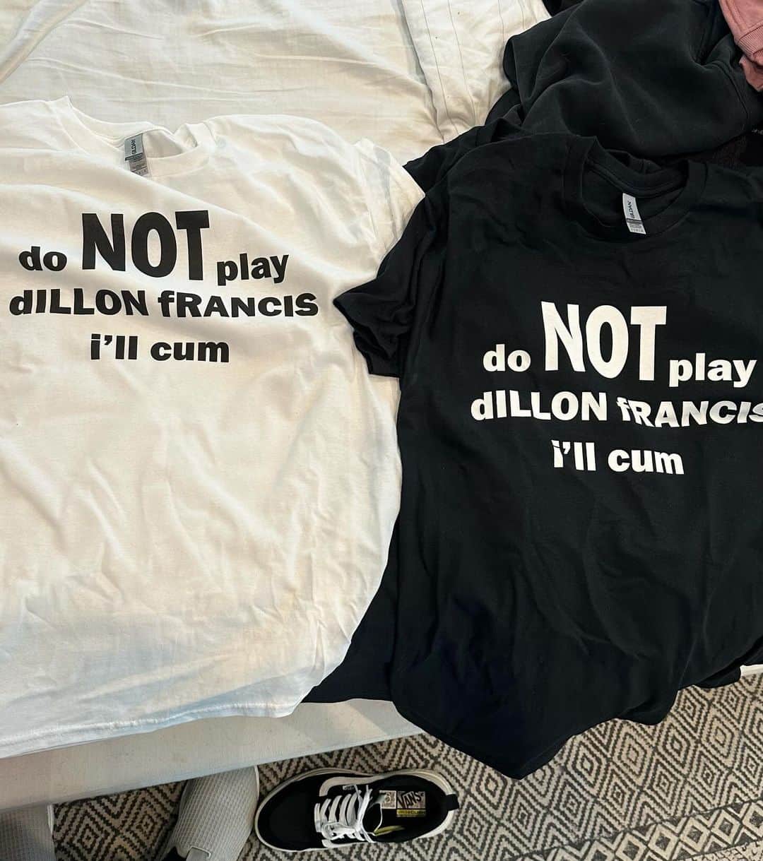 ディロン・フランシスさんのインスタグラム写真 - (ディロン・フランシスInstagram)「new merch is live for 72 hours. do NOT buy these shirts, i’ll cum (link in biiiiooooo)」8月10日 2時58分 - dillonfrancis