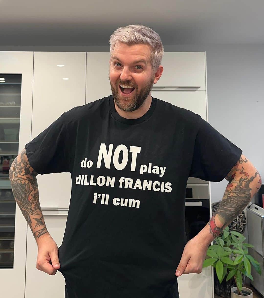 ディロン・フランシスのインスタグラム：「new merch is live for 72 hours. do NOT buy these shirts, i’ll cum (link in biiiiooooo)」