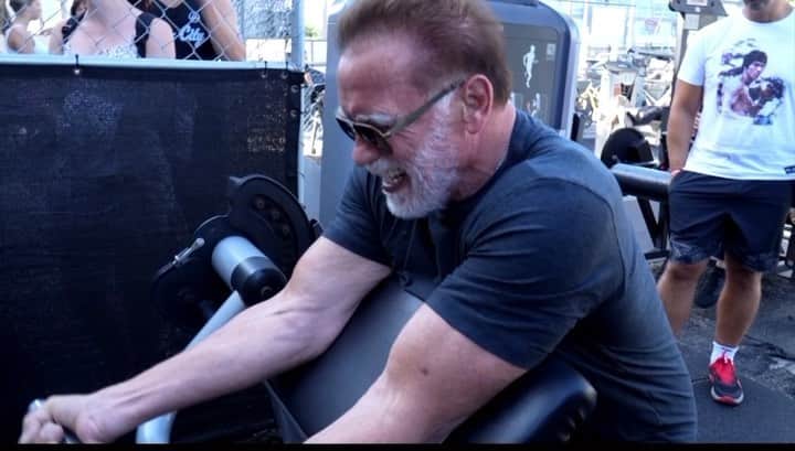 アーノルド・シュワルツェネッガーのインスタグラム：「These are not just any 76 year-old biceps 💪. Watch the full video on my YouTube channel, and don’t forget to subscribe to the Pump Club at the link in my bio.」