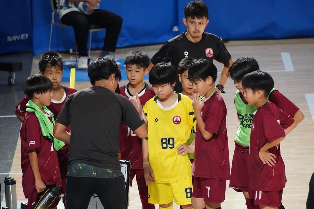 のインスタグラム：「.  フットサル小学生日本一を決める大会に sfidaユニフォームを纏う  #フウガドールすみだエッグス (東京都)が出場！  悔しい予選敗退となりましたが、たくさんの声援を受けながら躍動しました！  @fugador_sumida   #sfida #スフィーダ #サッカー #フットサル #バーモントカップ #少年サッカー #全日本u12フットサル選手権大会」