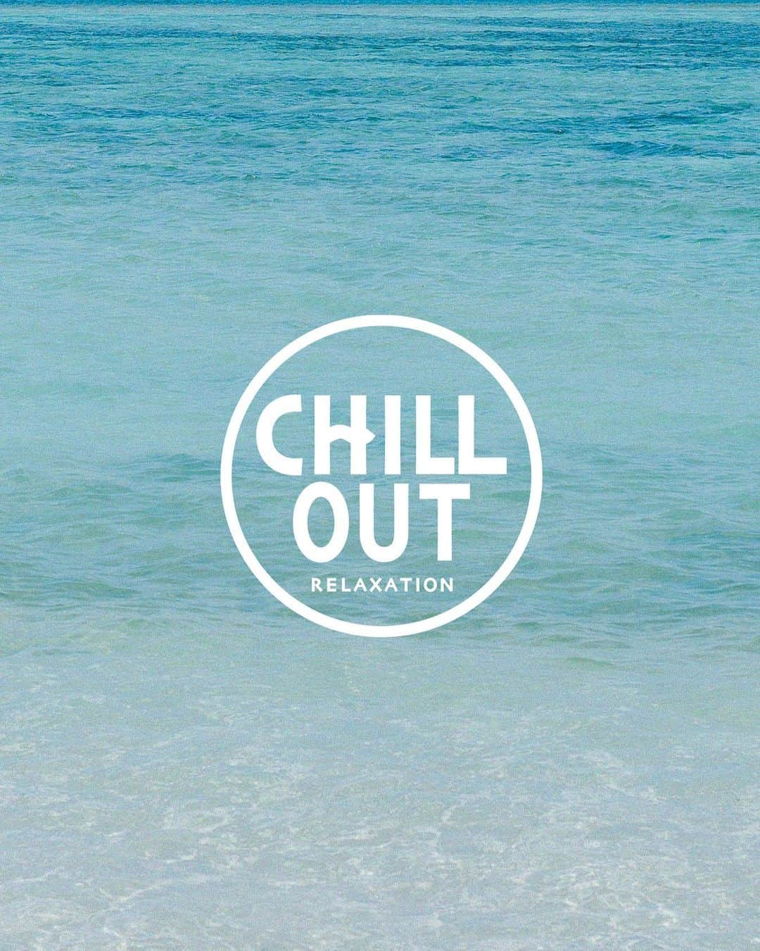 CHILL OUTのインスタグラム：「暑い夏は、どう涼む？ 波音に耳を傾けながらチルするもよし。 ビーチを素足で散歩するもよし。 夏の涼を楽しむリフレッシュを🏖  #CHILLOUT #チルアウト #リラクゼーションドリンク」