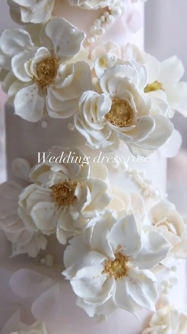 청담 수케이크 (atelier soo)のインスタグラム：「ㅡ  Weddingdress  Rose   #buttercream #weddingsoo💕」