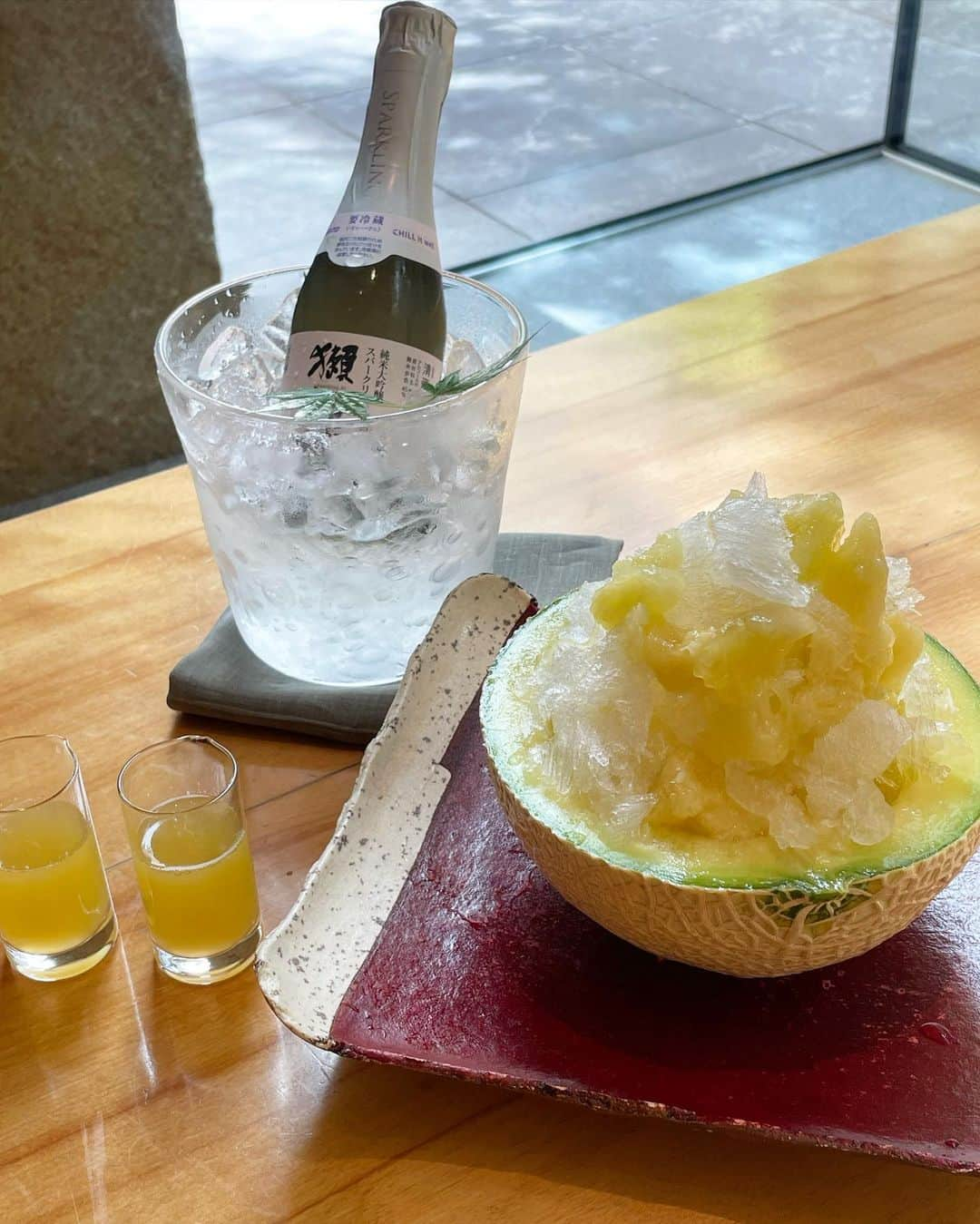 里井真由美さんのインスタグラム写真 - (里井真由美Instagram)「夏は氷よね〜💚　🍈🍶🍧  →グランドハイアット東京「旬房」で 2種食べ比べでございます〜♡  @grandhyatttokyo   ①定番「宇治金時」アイス・白玉のせ  そしてー❤️  ②メロン半分🍈に獺祭スパークリングをかけながら頂いちゃいますのよ〜  💚🍈🍶  メロンと獺祭スパークリングなんて ほんと贅沢な氷♡  スパークリングかけると、比較的早く溶けだすので、後半はメロンを器に、メロンと獺祭を飲む状態😆💚  たまりませんのよ〜🍈🍶🍈🍶  濃いぃ宇治金時と大粒あずき、ホテルメイドのアイスがすごくおいしくて、大満足☺️  期間限定なので、お見逃しなく〜  🔻  @grandhyatttokyo  6階　日本料理　旬房  。。。  おまけ動画♡ ホワイトコーデ × バリニーズバッグ  カゴ持つと夏気分⤴️ 🌸🌼お花が女子ごころアガる〜ん  。。。  楽しい夜をお過ごしくださいね☆  。。。  #grandhyatttokyo #PR#グランドハイアット東京#旬房#かきごおり#獺祭#里井真由美#フードジャーナリスト里井真由美」8月9日 18時27分 - mayumi.satoi