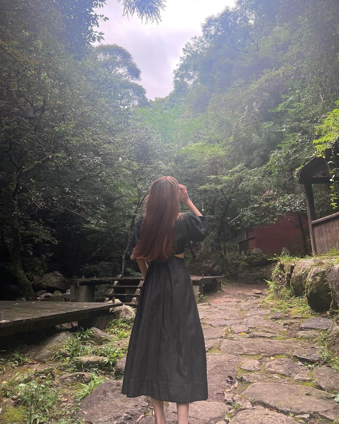 若林真帆のインスタグラム：「自然🌳🌿🍃日の当たり方で髪の色違いすぎるな〜〜〜〜濡れてもいい格好で行ってガチ泳ぎしたい」