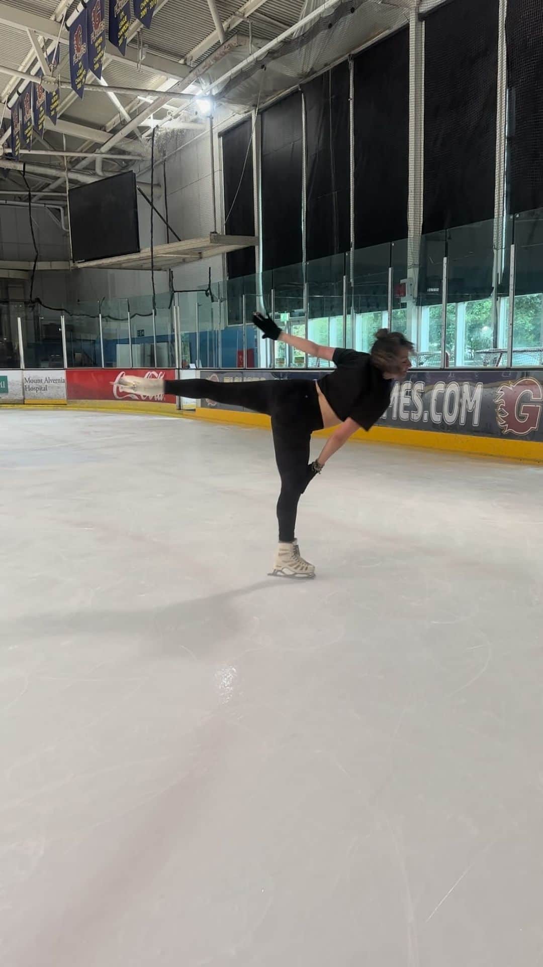 クリスティン・スポウルスのインスタグラム：「A training day with me!   2 on ice sessions ✔️ physio session with the legend @tkphysiolondon ✔️」