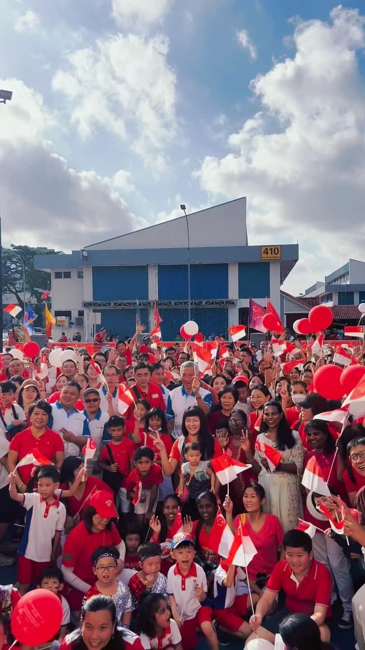 リー・シェンロンのインスタグラム：「Happy 58th Birthday, Singapore!   Thoroughly enjoyed the exuberant National Day atmosphere this morning at the Teck Ghee National Day Observance Ceremony!   Joined residents in singing along to familiar National Day tunes, watched wonderful performances on stage, as well as admired creative National Day cake designs handmade by residents!   As we celebrate 58 years of independence, let us continue to forge ahead, #OnwardAsOne to build Singapore’s shared future together.  Looking forward to #NDP2023 at the Padang this evening. Have a very Happy National Day! – LHL  (PMO Video by Farez Juraimi)」