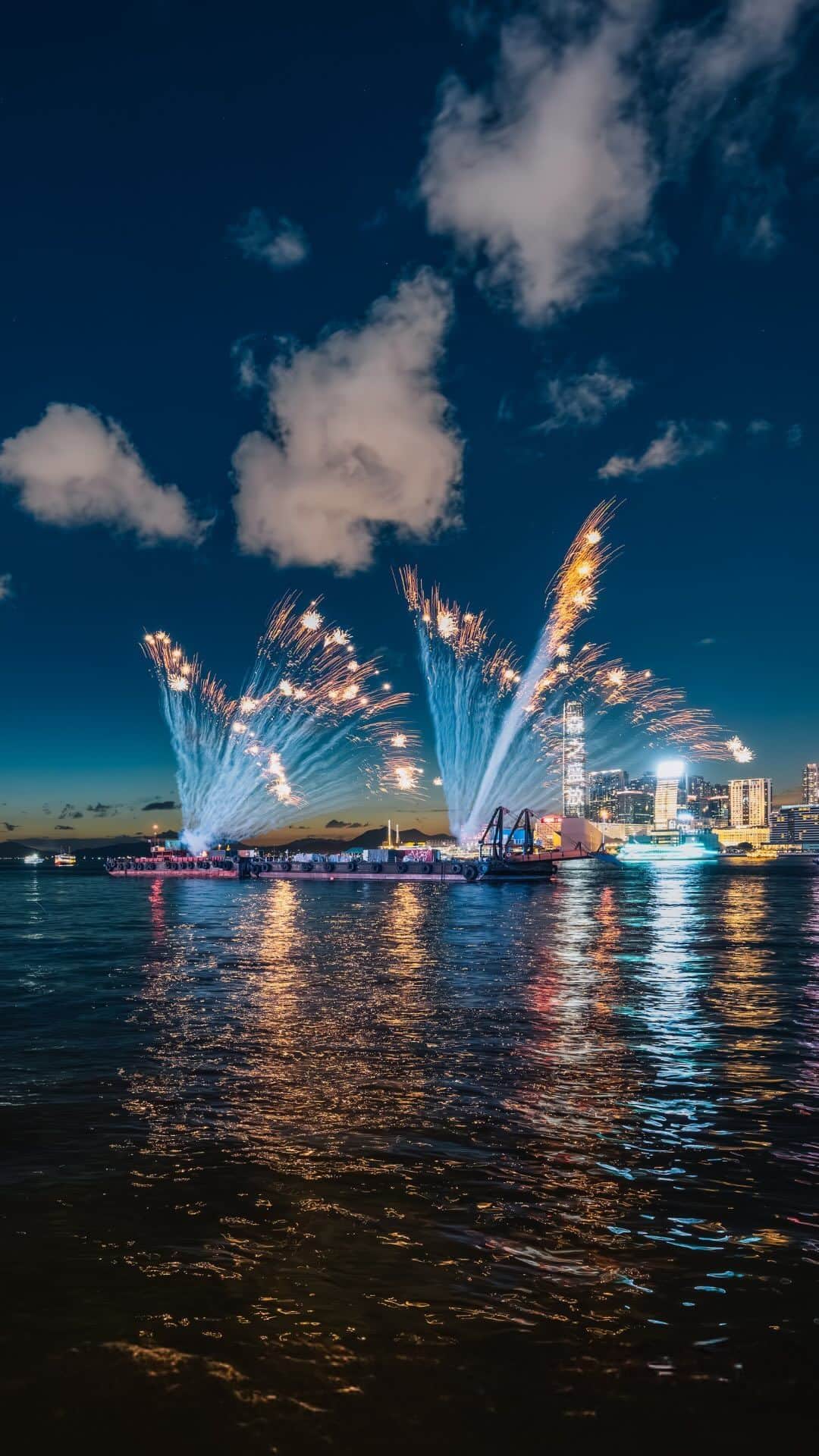 Discover Hong Kongのインスタグラム：「【200,000 attendees embracing the chill vibes in Victoria Harbour!🤩】 Thank you for joining us at the Harbour Chill Carnival!✨ We hope you had a blast and enjoyed our range of activities, from X-Games and street performances🛹 to the music shows in the harbour🎶 and the ‘A Symphony of Lights’ Waterfront Pyrotechnic Edition🎇. Which is your favourite experience at the carnival? Don’t let the fun stop there — there’s a lot more to discover in Hong Kong. Let’s chill out and explore!💃🏻  【璀璨維港下嘅嘉年華！20萬人一齊Chill好有feel！🤩】 多謝大家嚟到Harbour Chill Carnival✨，希望你玩得盡興，笑得開懷！今次為各位帶嚟連串活動，除咗咁多位歌手明星喺維港水上音樂會嘅精彩演出🎶，仲有極限運動表演、街頭表演🛹、「幻彩詠香江」水上煙火版🎇等，唔知邊一樣令你覺得最chill，最好feel呢？香港仲有好多好玩之處，等大家發掘，一齊chill！💃🏻  #HarbourChill #HelloHongKong #DiscoverHongKong」