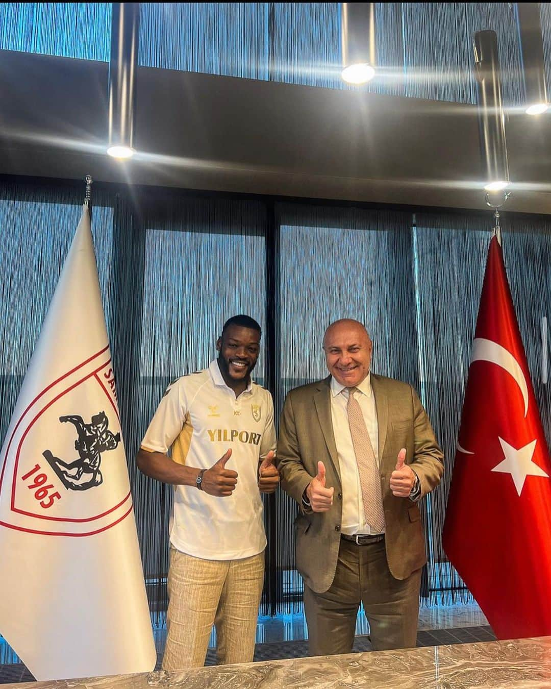 オリビエ・ヌチャムさんのインスタグラム写真 - (オリビエ・ヌチャムInstagram)「Delighted to sign for @samsunspor excited to get to work! Let’s gooo💪🏾」8月9日 18時38分 - ntchamofficial10