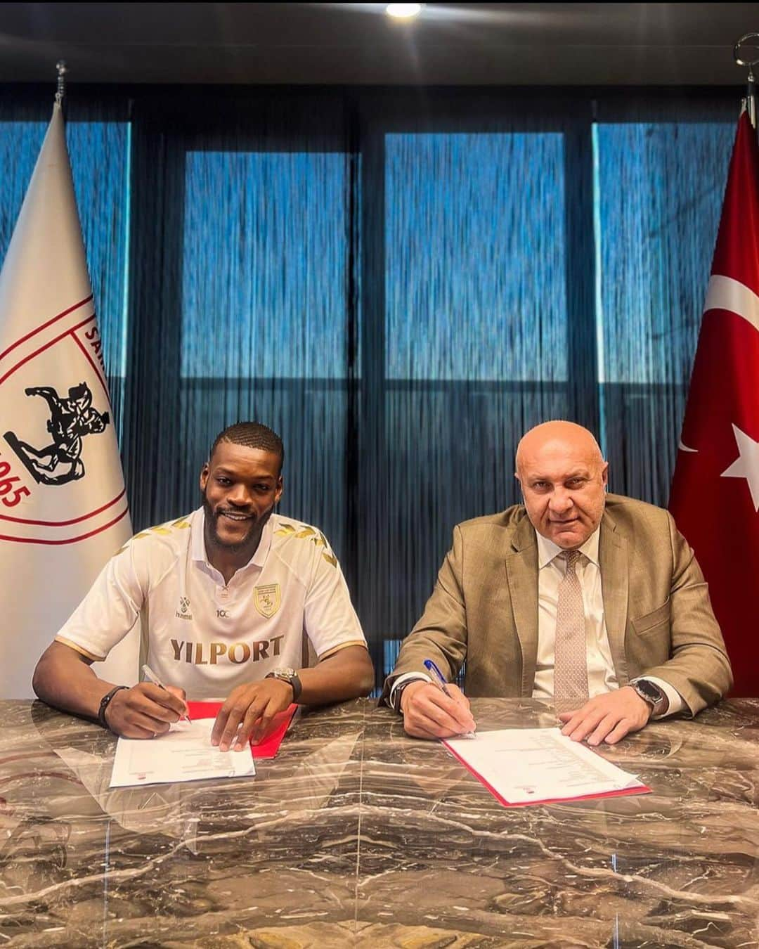 オリビエ・ヌチャムのインスタグラム：「Delighted to sign for @samsunspor excited to get to work! Let’s gooo💪🏾」