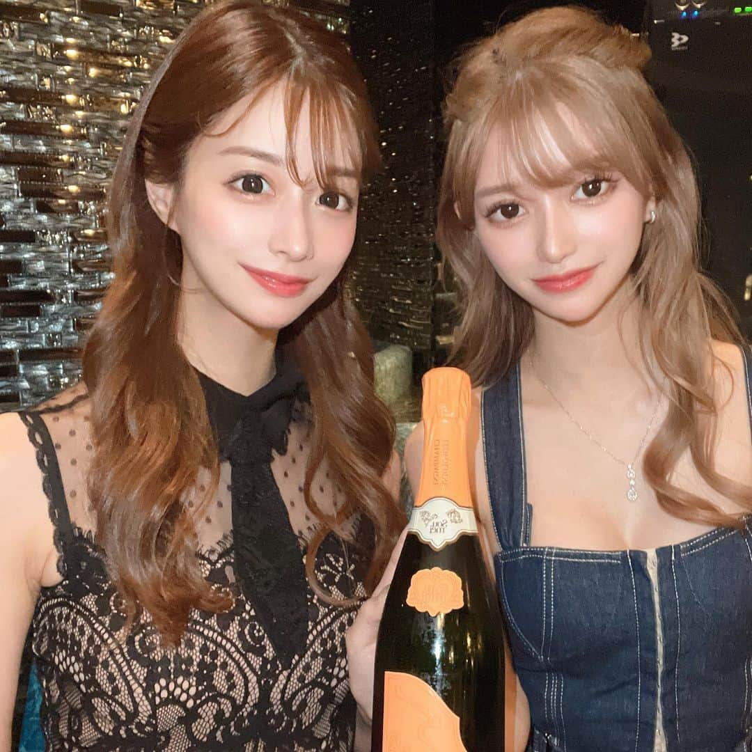 ことみのインスタグラム：「#飾りシャン推奨委員会  美女は性格が良い… ゆりおちゃん遊びに来てくれた😭💓  .  #新宿#歌舞伎町#歌舞伎町キャバ嬢#歌舞伎#キャバクラ#キャバクラ嬢#revju#キャバ嬢#ワンピース#かわいい#キラキラ#ことみ」