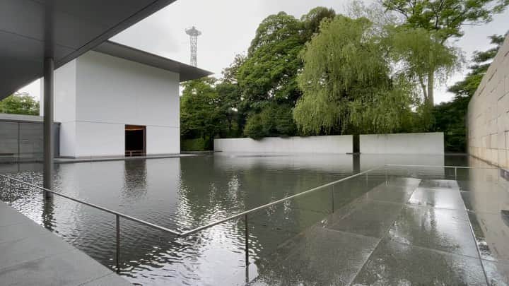 小橋めぐみのインスタグラム：「仏教哲学者、鈴木大拙が生まれた 金沢市本多町にある鈴木大拙館。  ここは、“思索”にふけることができる場所としても知られていて、 いつか来てみたかったのです。  動画は、 浅く水が張られ、風雨によって美しい波紋を作り出す「水鏡の庭」にて。  庭に出た途端、雨が降り出して。 どんどん強くなって。  水面を打つ雨の音に耳を傾けて、吹く風を浴びながら波紋を眺めていたら、不思議と心のザワザワが削ぎ落とされていくようでした。  自分と向き合える時間が、 こうして旅先であるのは嬉しい。  #鈴木大拙館 #金沢 #kanazawa #art」