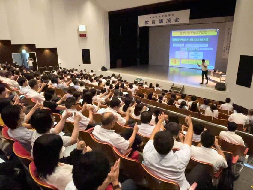 畑喜美夫さんのインスタグラム写真 - (畑喜美夫Instagram)「東山梨教育協議会主催の小学、中学生の先生方への講演会‼️  最幸でした‼️  みんなで「いいね〜👍」も沢山して、素敵な風を会場に吹かせました‼️  これからが楽しみです‼️  感謝‼️  #ボトムアップ  #ボトムアップ理論  #畑喜美夫  #畑喜美夫先生  #ボトムアップパーソンズ協会  #ボトムアップパーソンズ  #みんなが主役  #みんなで成長  #ワクワク  #マネジメント  #リーダー  #リーダーシップ #選手主役 #人間力  #セミナー  #講演会  #小学校の先生  #東山梨  #山梨県  #instagram  #可能性  #中学校の先生  #発見」8月9日 18時45分 - kimio.hata