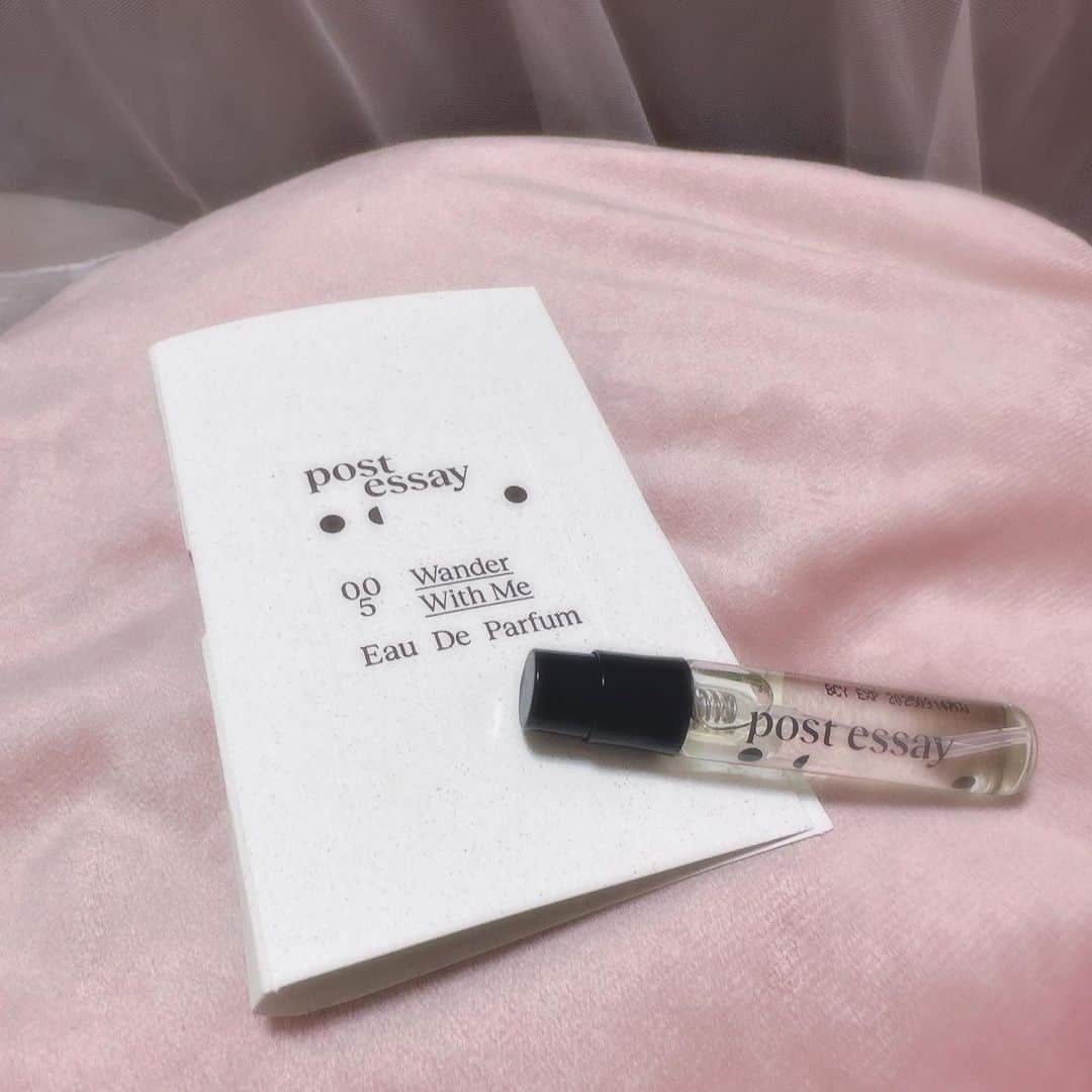 のインスタグラム：「. . #TIRTIR 様のPOST ESSAY EAU DE PARFUM 🎀 . 今韓国で一番人気のあるK-コスメTIRTIR様から新しく出た2023年下半期トレンド予感香水ブランド POST ESSAY ❕ . こちらは005 ワンダーウィズミーです ♡ . およそ6~8時間と長い持続時間の深い残り香が特徴です 💭 . 香りが長く続く香水を探している方におすすめだよ〜  . れもが選んだ005は韓国でいちばん人気がある香りらしい 🫧 . . . . #POSTESSAY #オードパルファム #香水 #香り持続力 #パフューム #ユニセックス香水」