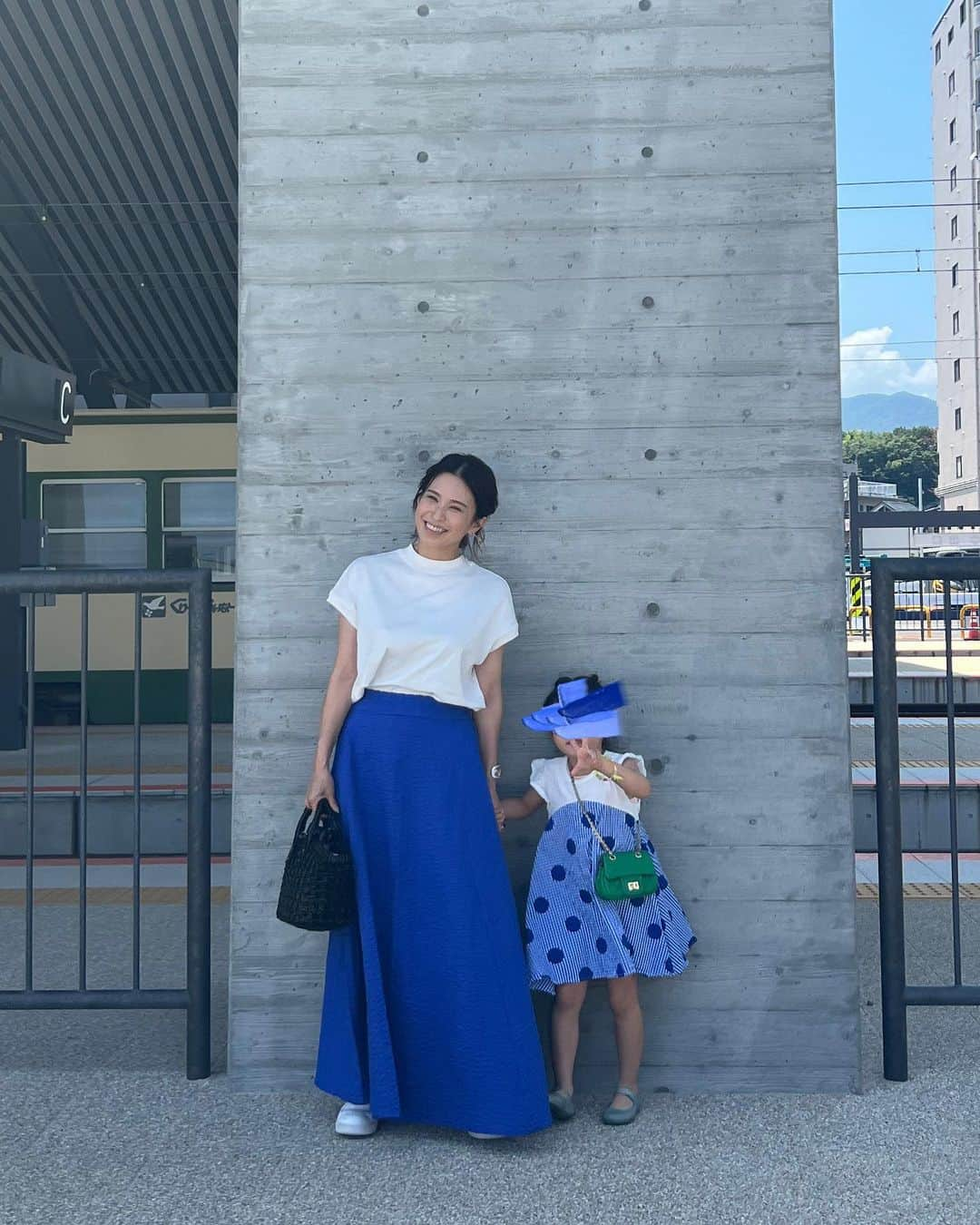 斎藤寛子さんのインスタグラム写真 - (斎藤寛子Instagram)「夏休み思い出🌈🌻  晴れた日に着たくなるスカートでお出かけ💙  出かけるとき、私は娘の服を決めてから、自分のコーデを決めるんだけど、毎回お揃いコーデみたくなるんだよなぁ〜🤔💙😄  tops @chouchou_2011  skirt @anieca_official  shoes @nike  bag @balenciaga   #anieca #casualstyle #ママコーデ #ロングスカート」8月9日 18時46分 - hiroko4life