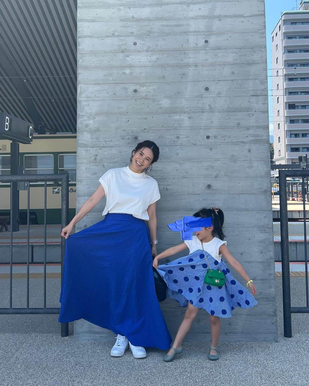 斎藤寛子さんのインスタグラム写真 - (斎藤寛子Instagram)「夏休み思い出🌈🌻  晴れた日に着たくなるスカートでお出かけ💙  出かけるとき、私は娘の服を決めてから、自分のコーデを決めるんだけど、毎回お揃いコーデみたくなるんだよなぁ〜🤔💙😄  tops @chouchou_2011  skirt @anieca_official  shoes @nike  bag @balenciaga   #anieca #casualstyle #ママコーデ #ロングスカート」8月9日 18時46分 - hiroko4life