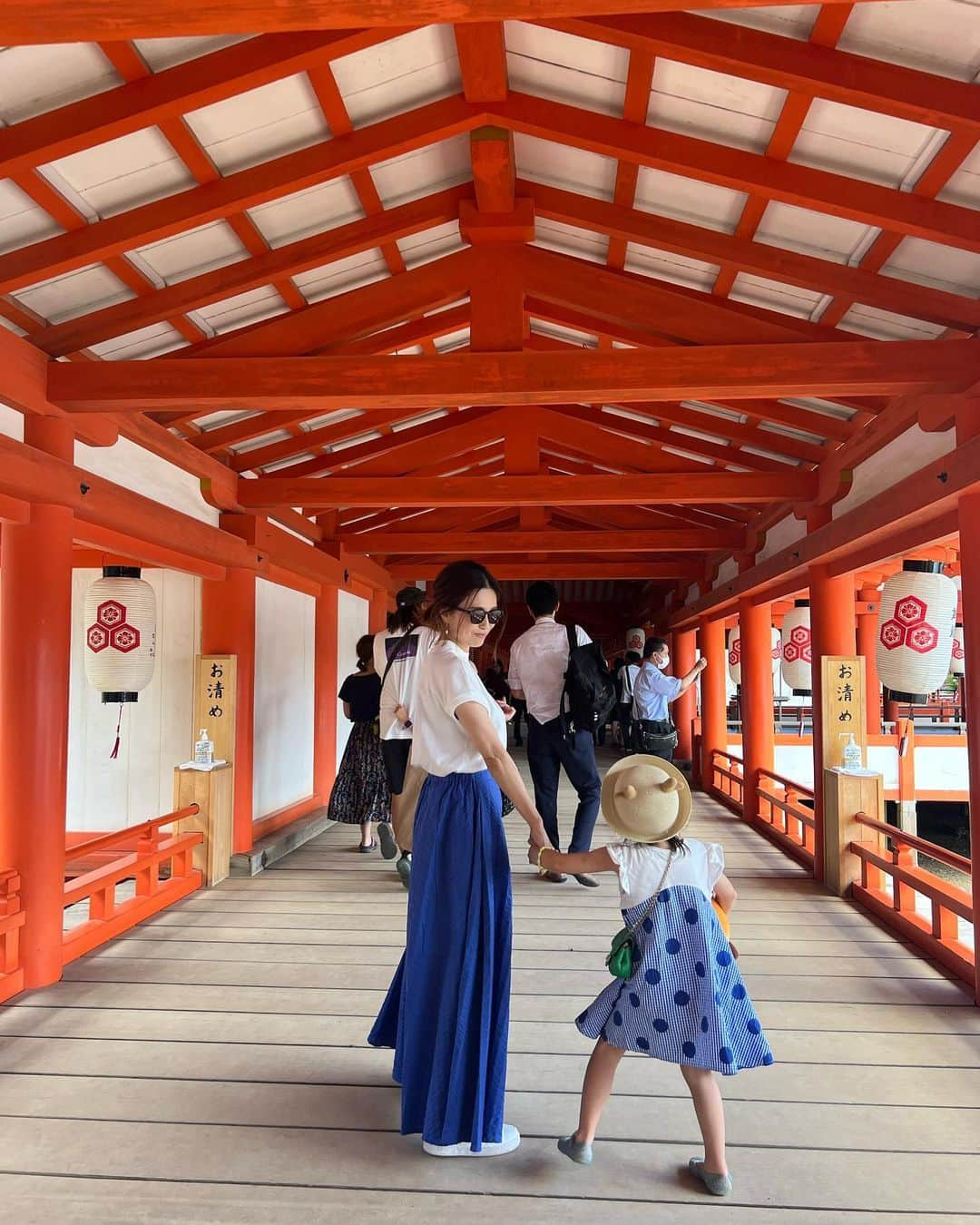 斎藤寛子さんのインスタグラム写真 - (斎藤寛子Instagram)「夏休み思い出🌈🌻  晴れた日に着たくなるスカートでお出かけ💙  出かけるとき、私は娘の服を決めてから、自分のコーデを決めるんだけど、毎回お揃いコーデみたくなるんだよなぁ〜🤔💙😄  tops @chouchou_2011  skirt @anieca_official  shoes @nike  bag @balenciaga   #anieca #casualstyle #ママコーデ #ロングスカート」8月9日 18時46分 - hiroko4life