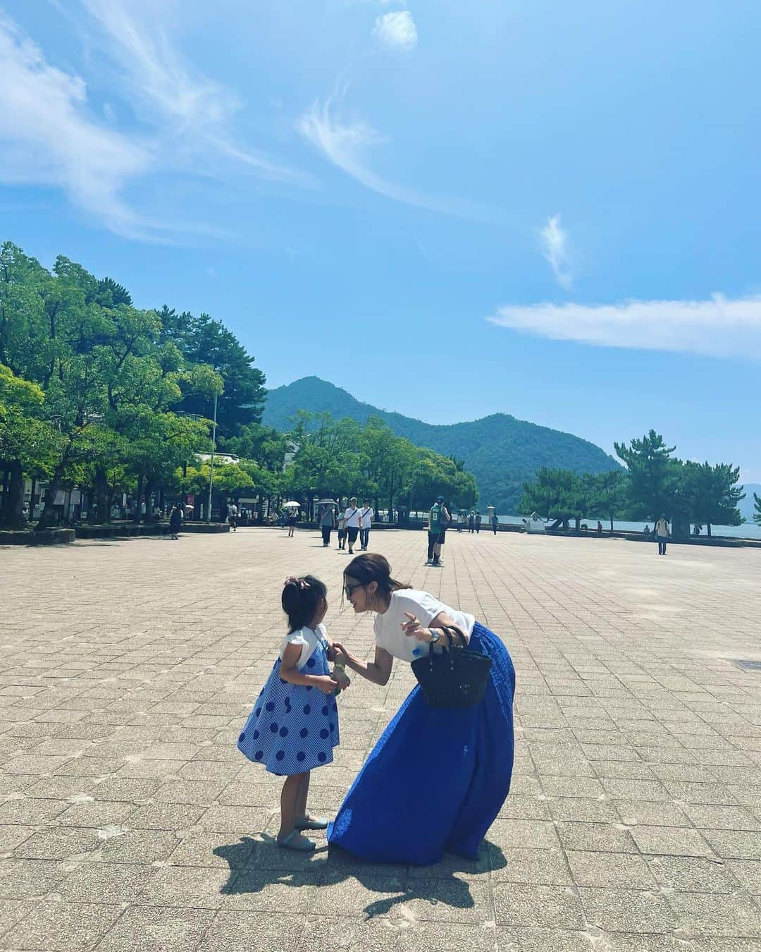 斎藤寛子さんのインスタグラム写真 - (斎藤寛子Instagram)「夏休み思い出🌈🌻  晴れた日に着たくなるスカートでお出かけ💙  出かけるとき、私は娘の服を決めてから、自分のコーデを決めるんだけど、毎回お揃いコーデみたくなるんだよなぁ〜🤔💙😄  tops @chouchou_2011  skirt @anieca_official  shoes @nike  bag @balenciaga   #anieca #casualstyle #ママコーデ #ロングスカート」8月9日 18時46分 - hiroko4life