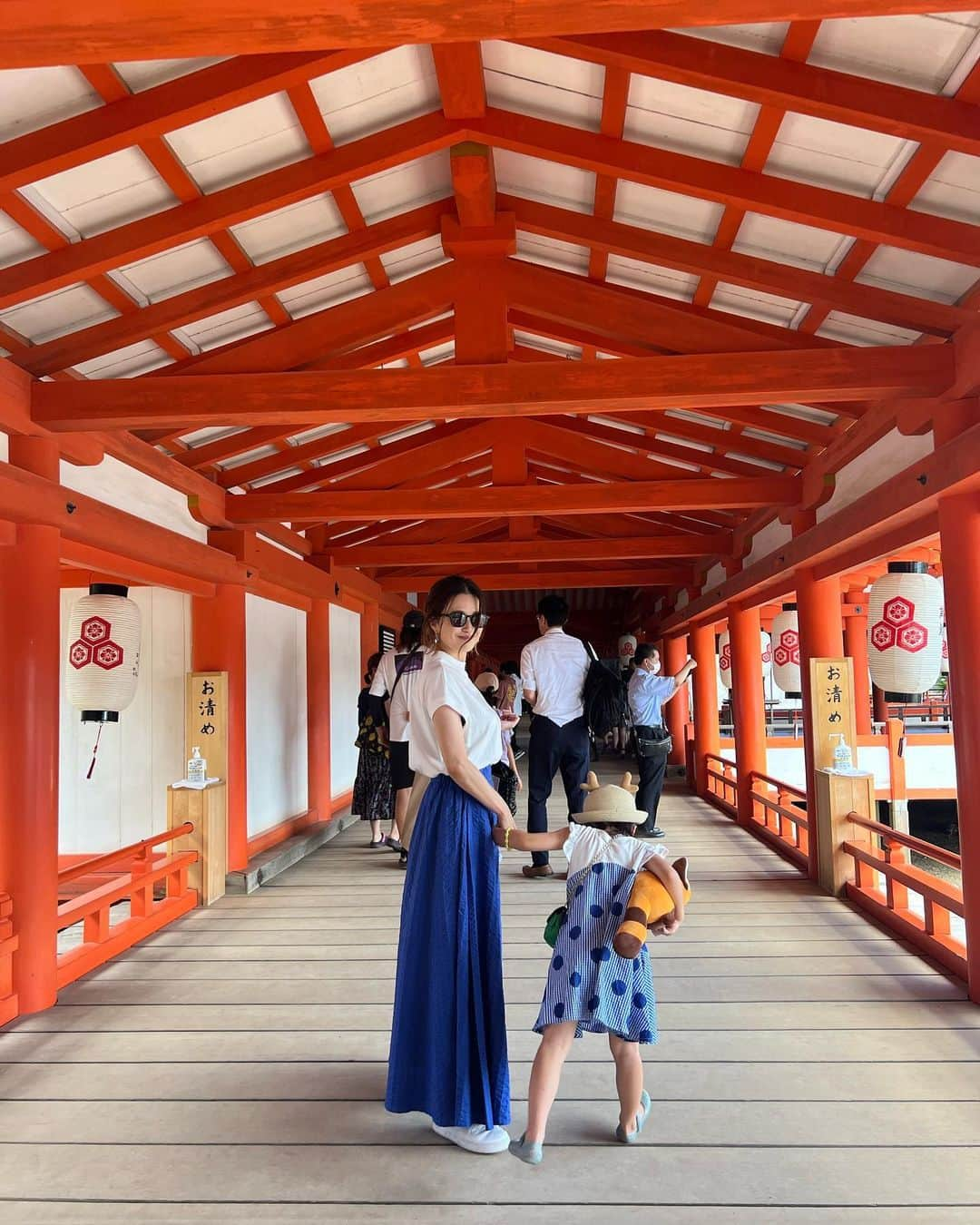 斎藤寛子さんのインスタグラム写真 - (斎藤寛子Instagram)「夏休み思い出🌈🌻  晴れた日に着たくなるスカートでお出かけ💙  出かけるとき、私は娘の服を決めてから、自分のコーデを決めるんだけど、毎回お揃いコーデみたくなるんだよなぁ〜🤔💙😄  tops @chouchou_2011  skirt @anieca_official  shoes @nike  bag @balenciaga   #anieca #casualstyle #ママコーデ #ロングスカート」8月9日 18時46分 - hiroko4life