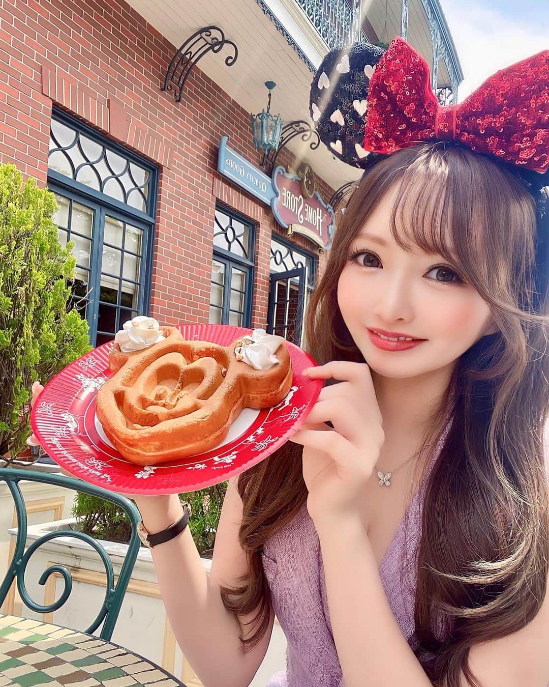 希咲みらいのインスタグラム：「ミッキーワッフル可愛かった美味しかった🧇  今は美味しいシュークリーム食べたい😋  #新宿 #歌舞伎町 #六本木 #北新地 #すすきの #大阪ミナミ #中洲 #キャバ嬢 #キャバクラ #ラウンジ #kabukicho #乳スタグラム #disneyland #ディズニーランド #ディズニーコーデ #disney #ディズニーカチューシャ #ディズニー #東京ディズニーランド #舞浜」