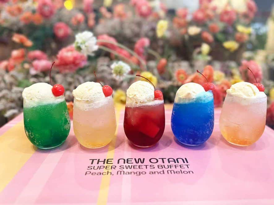 newotani_osakaのインスタグラム：「【どこかレトロな〇〇が #スイーツビュッフェ に登場🍹】現在SATSUKI LOUNGEにて開催中の #スーパースイーツビュッフェ 2023〜マンゴー•メロン・ピーチ〜  5色のクリームソーダが新登場しました♪ 💚メロン 🧡マンゴー ❤️カシス 💙ブルーキュラソー 💛ピーチ 皆さまの“推しクリームソーダ”は何ですか？ コメント欄にハートの絵文字で教えてください✨  📣8/31(木)まで #フォトコンテスト 開催中！ ホテルニューオータニ大阪で過ごした素敵な夏の思い出を @newotani_osaka をタグ付けし #ニューオータニで過ごす夏 のハッシュタグつけて投稿してください。 優秀賞の方には、9月から始まるスイーツビュッフェの新シリーズにご招待します🍽️ 詳しくは、アカウントプロフィール📌キャンペーン投稿をチェック🔎  ーーーーーーーーーーーーーーーー #ホテルニューオータニ大阪 #大阪城公園 #大阪城 #大阪市中央区 #大阪ホテル #大阪スイーツ #クリームソーダ #メロンソーダ #フルーツソーダ #ドリンク #レトロ #エモい #スイーツ部 #キャンペーン #推しカラー ーーーーーーーーーーーーーーーー」