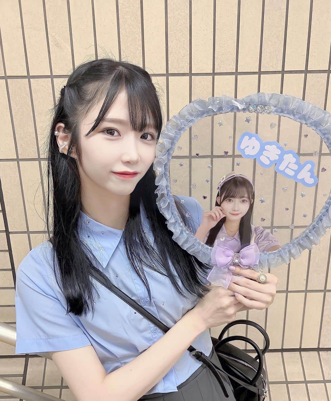 堂本千晴のインスタグラム：「アイドルって最強最高。  久々にうちわ作った✌🏻️ くり抜いたりどんどん真っ白なうちわが色で可愛く溢れてくの作ってて幸せだった🩵💜  推しメンのサイリウムカラーが🩵×💜だったから持ってる服でコーデしたら、新曲の"どうしても君が好きだ"の制服みたいになった😅」