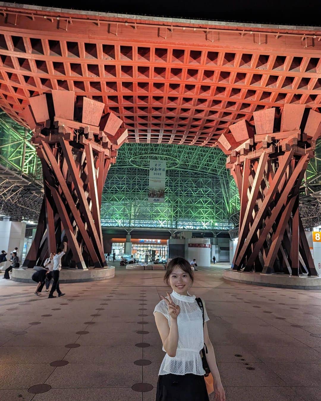 岡本沙紀さんのインスタグラム写真 - (岡本沙紀Instagram)「金沢に行ってきました！  English below; ⁡ 兼六園、素晴らしかったです👀 工夫の凝らされた多様な橋、水路、木々や坂がすごい密度で配置されていて、数歩ごとに変わる景色に魅了されっぱなしでした！ ⁡ また、ずっと行ってみたかった21世紀博物館にも行ってきました！ 噂に違わず、常識を揺さぶられる面白い体験ができました😂 ⁡ 今度は雪の季節にでも、ぜひゆっくり再訪したいです☺️ ⁡ I went to Kanazawa, Ishikawa prefecture! ⁡ In Edo period, a part of Ishikawa around Kanazawa, named “Kaga,” was one of the wealthiest domains in Japan. Its scale is so famous that every Japanese is familiar with the phrase “Kaga Hyakuman-goku” even today.  ⁡ “Hyakuman-goku” means one million koku. A domain with a million koku produced enough rice to feed one million people, where “koku” is an old Japanese unit for rice field to feed one person for one year. ⁡ I visited Kenrokuen, one of the Three Great Gardens of Japan. It was truly breathtaking! The gardens are so well-manicured and the scenery is simply stunning. I could have spent hours just wandering around and taking it all in. ⁡ I also visited the 21st Century Museum of Contemporary Art. It is one of SANAA's most notable works. SANAA is a Japanese architectural firm founded by Kazuyo Sejima and Ryue Nishizawa in 1995. The firm has won numerous awards, including the Pritzker Prize in 2010. SANAA's works are known for their innovative use of materials and their emphasis on light and space.  ⁡ #kanazawa #japantravel #japanesegirl #英語垢さんと繋がりたい #英語垢 #兼六園 #kenrokuen  #21世紀美術館 #21thcenturymuseum」8月9日 18時49分 - okamoto_sa_ki