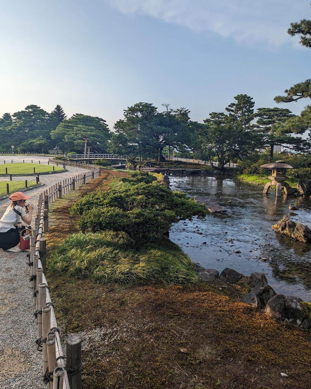 岡本沙紀さんのインスタグラム写真 - (岡本沙紀Instagram)「金沢に行ってきました！  English below; ⁡ 兼六園、素晴らしかったです👀 工夫の凝らされた多様な橋、水路、木々や坂がすごい密度で配置されていて、数歩ごとに変わる景色に魅了されっぱなしでした！ ⁡ また、ずっと行ってみたかった21世紀博物館にも行ってきました！ 噂に違わず、常識を揺さぶられる面白い体験ができました😂 ⁡ 今度は雪の季節にでも、ぜひゆっくり再訪したいです☺️ ⁡ I went to Kanazawa, Ishikawa prefecture! ⁡ In Edo period, a part of Ishikawa around Kanazawa, named “Kaga,” was one of the wealthiest domains in Japan. Its scale is so famous that every Japanese is familiar with the phrase “Kaga Hyakuman-goku” even today.  ⁡ “Hyakuman-goku” means one million koku. A domain with a million koku produced enough rice to feed one million people, where “koku” is an old Japanese unit for rice field to feed one person for one year. ⁡ I visited Kenrokuen, one of the Three Great Gardens of Japan. It was truly breathtaking! The gardens are so well-manicured and the scenery is simply stunning. I could have spent hours just wandering around and taking it all in. ⁡ I also visited the 21st Century Museum of Contemporary Art. It is one of SANAA's most notable works. SANAA is a Japanese architectural firm founded by Kazuyo Sejima and Ryue Nishizawa in 1995. The firm has won numerous awards, including the Pritzker Prize in 2010. SANAA's works are known for their innovative use of materials and their emphasis on light and space.  ⁡ #kanazawa #japantravel #japanesegirl #英語垢さんと繋がりたい #英語垢 #兼六園 #kenrokuen  #21世紀美術館 #21thcenturymuseum」8月9日 18時49分 - okamoto_sa_ki